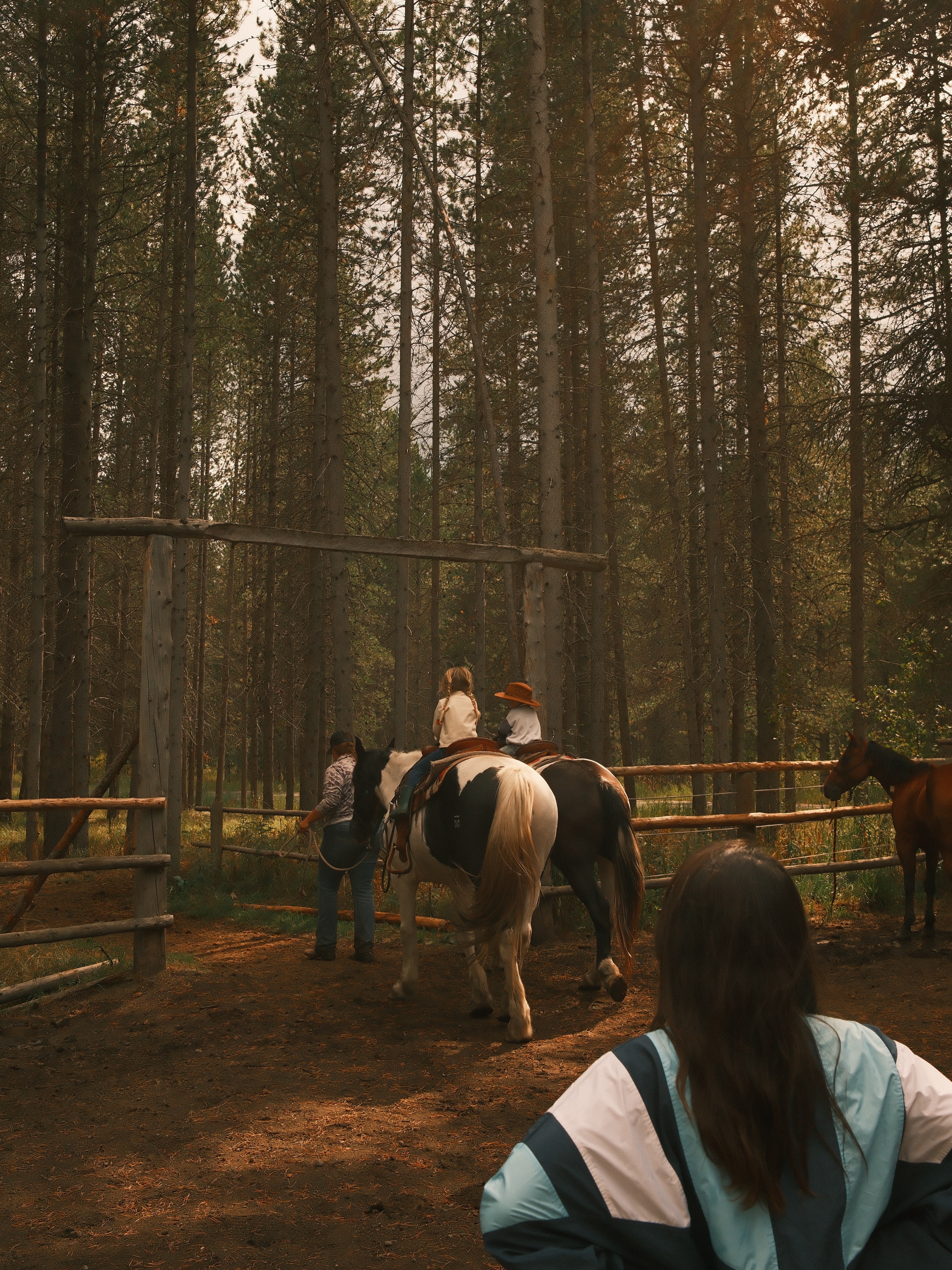 Tiny cowboys, big Idaho adventures. 🤎
Horse rides through the pines, golden summer evenings, dirty boots, and the kind of childhood we wish we could bottle up forever. This is summer at Yellowstone Peaks. 🌲🐎✨
#YellowstonePeaks #IslandParkIdaho #VisitIdaho #YellowstoneCountry #FamilyTravel