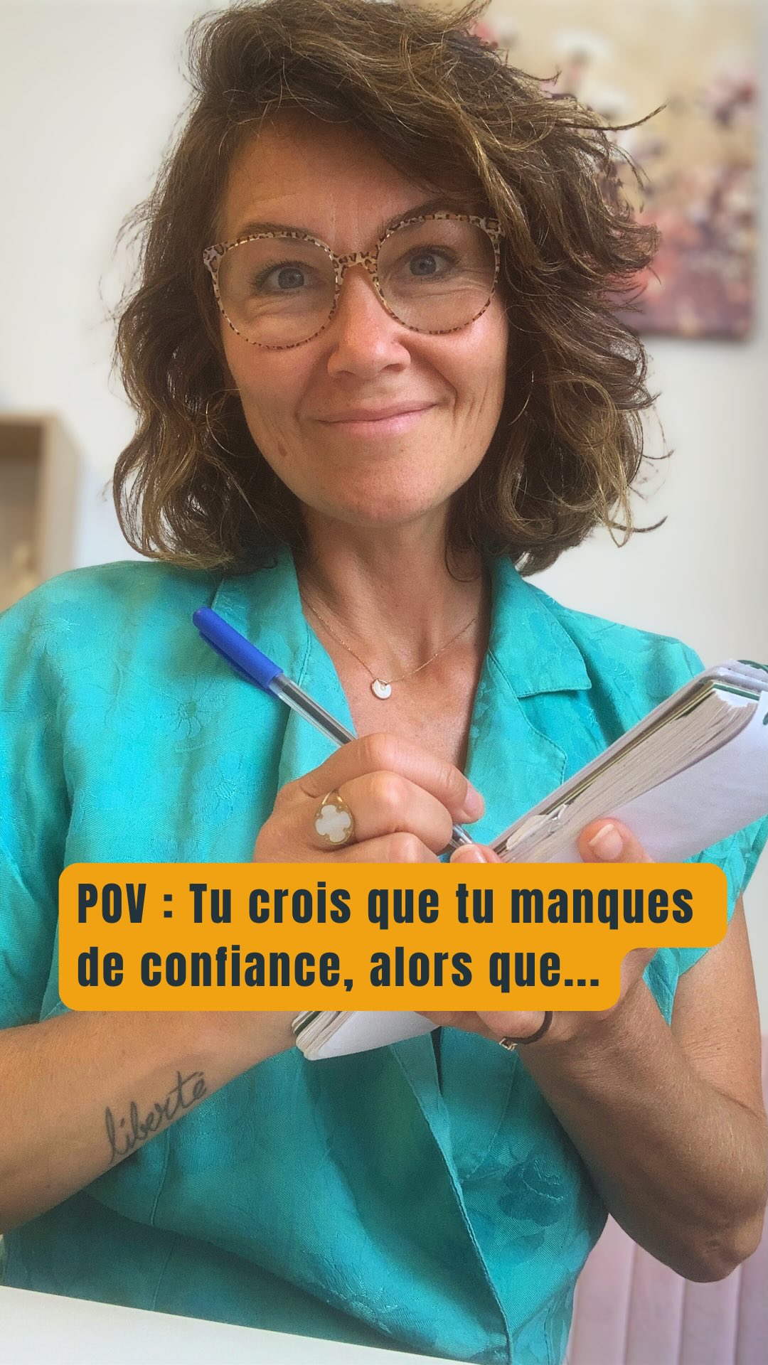 « Je manque de confiance en moi »
Alerte : cette phrase n’est PAS un diagnostic médical (même si on la répète comme si ça nous collait à la peau !)
En vrai, c’est souvent un mix de :
🎭 Peur de se planter devant témoins.
🙋 Besoin que quelqu’un dise « oui vas-y c’est bon » au cas où on est besoin de trouver un fautif…
👀 Scroll Instagram + comparaison = combo destructeur.
💪 Des qualités qu’on a... mais qu’on refuse de voir (allô ?!)
🙉 Un ressenti qu’on a appris à ignorer depuis genre notre enfance !
Et non, se répéter « je suis capable » 47 fois dans le miroir ne va pas suffire (même si ça fait un bon contenu TikTok).
La vraie confiance, ça se muscle. Doucement, comme à la salle de sport : persévérance, patience, assiduité...
👇 Toi t’es plutôt « team comparaison » ou « team j’écoute jamais mon instinct » ? Dis-moi tout en commentaire 🍿
Orphélie
_________________________________
☀ J’accompagne celles et ceux qui ont perdu le fil, à retrouver confiance, se reconnecter à leurs besoins et construire une vie personnelle et professionnelle qui leur ressemble.
#confianceensoi #developpementpersonnel #onvalidepas #connaissancedesoi #coaching