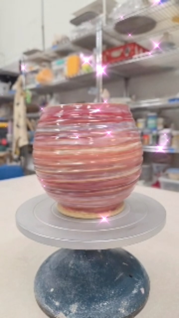 Glazed âĄď¸ fired âĄď¸ absolutely showing off. â¨
Some pieces come out of the kiln and quietly take their place on the shelf.
This one came out with BIG ENERGY. đ
â¨