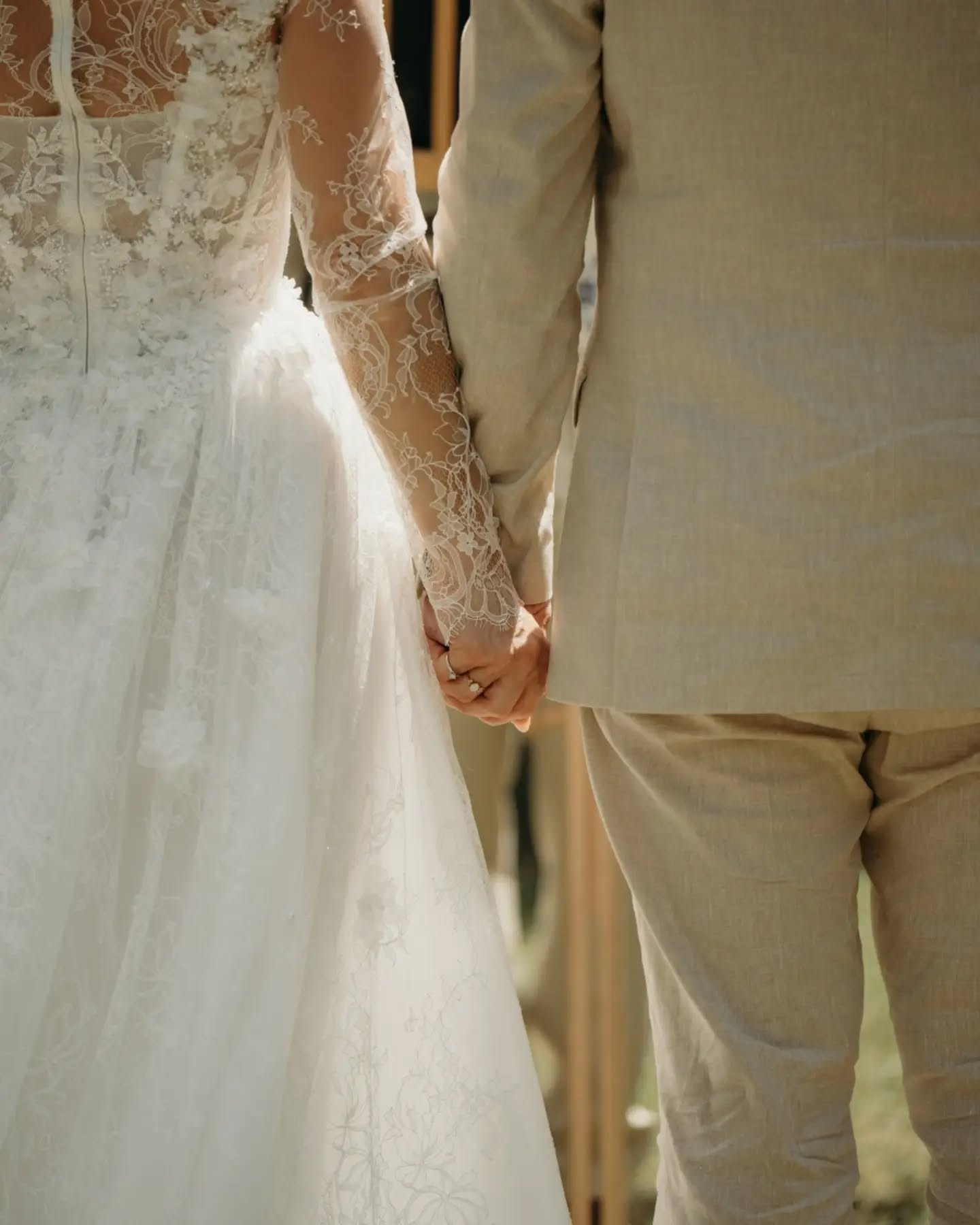 Un mariage franco-anglais que je ne suis pas prête d'oublier 🇫🇷🇬🇧
Parce que ça faisait un moment que je vous tisais ce mariage, voilà enfin la publication !
Quand ils m'ont contactée, ils savaient exactement ce qu'ils voulaient : pas de séance couple, pas de photos de groupe, pas de moments créés pour les photos, et encore moins de "fais semble de ...".
Ils voulaient profiter de leur journée, de leurs proches, faire la fête… et que je photographie tout ça comme ça venait.
Et avec une chaleur étouffante, une cérémonie religieuse sur le domaine, trois ou quatre changements de robe pour la mariée, un tournois de pétanque où j'ai eu l'honneur de participer, beaucoup de rires, beaucoup de fête… Il y avait de quoi faire !
Le tour dans la piscine n'était initialement pas prévu, donc je vous laisse imaginer ma surprise quand on est venu me chercher pour me dire que la mariée va sauter dans la piscine ! Je pense, l'un des meilleurs moments de la journée pour tout le monde 🤗
Bref : ils ont fait absolument ce qu'ils voulaient de leur mariage. Et j'adore ça !
Parce qu'un mariage n'est pas obligé de suivre une liste de choses "qu'on fait habituellement". Vous n'êtes pas obligés de disparaître pour faire des photos de couple si vous n'en avez pas envie. Vous n'êtes pas obligés de faire des photos de groupes parce qu'il "faut en faire".
Ils ont profité à fond, ils ont fait les choses à leur manière et moi, j'ai eu la chance d'être là pour garder une trace de tout ça ✨
Et sinon... On en parle de ses chaussures @christanlouboutin ? ❤️
WEDDING PLANNER : @mademoiselle.m.wedding
PHOTOGRAPHE : @manon.wedding.photograoher
VENUE : @chateaurieutortlanguedoc
WINES & DRINKS : @south_mixology_events
MUSICIAN : @marla_and_the_cool_chicken
MAKEUP : @blush_maquillage
HAIRSTYLIST : @julielecointre_muah
TABLEWARE & FURNITURE : @le.hangar.location @louisejuilettedeco
FOODTRUCK : @piadinamia.beziers @lacasadepizza34
BAKERY : @patisseriepy
CATETER : @maison.joly
DJ : @son_nambule