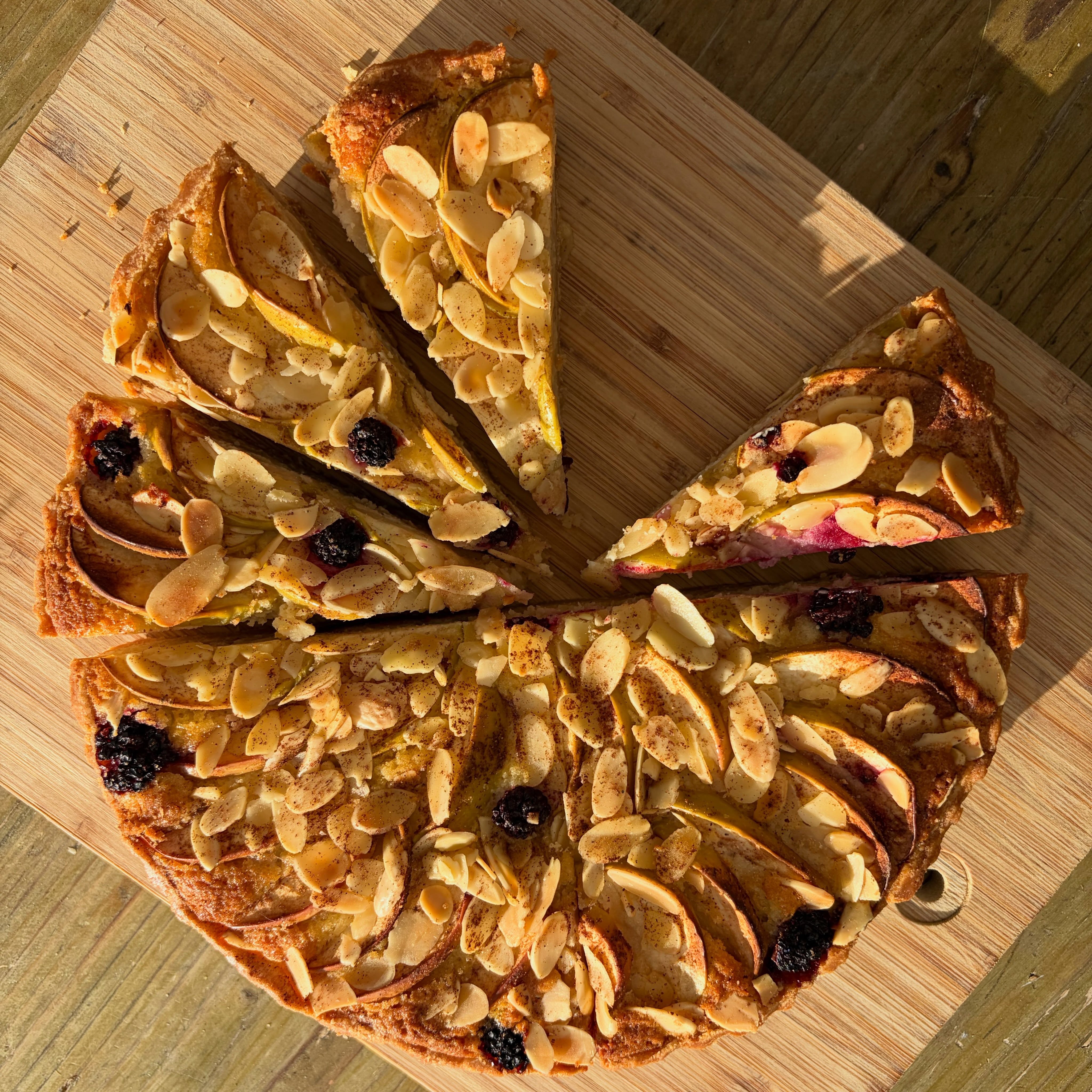 Bit of a moment for this one- blackberry apple and frangipane tart with mixed spices. Discovery apples from our orchard, blackberries from our boundary hedge, and duck eggs from our cutie pie daft ducks!
When we moved house around this time last year, leaving the beach view for fields, I couldn’t imagine not missing it everyday, but here we are creating a Kent version of the wild upbringing I so loved on a Yorkshire farm! Mind you, it definitely helps that the bakery is still by the beach, so I can get my 🌊fix!
Disclaimer… given we get through around 240 eggs a week, 99% will be the regular free range @woodlandsfarmeggs chicken ones! 😆
#autumnbaking #dealkentuk #farmersmarket #kentcakes #walmer