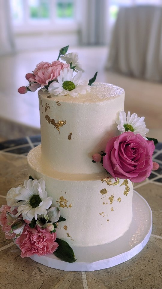 ✨ Simple, romantic, and effortlessly elegant. ✨
This beautiful buttercream wedding cake was adorned with delicate pink florals for a soft, timeless look that felt perfectly at home among the sweeping views and old-world charm of an Italian-inspired vineyard wedding.
Sometimes, the most beautiful designs are the ones that whisper rather than shout—creamy buttercream, delicate blooms, and just the right touch of romance. 🌸🍰🍷
A little taste of la dolce vita, right here in Virginia. 🇮🇹✨
#WeddingCake #VineyardWedding #virginiawedding #buttercreamcake #TheCakeBee