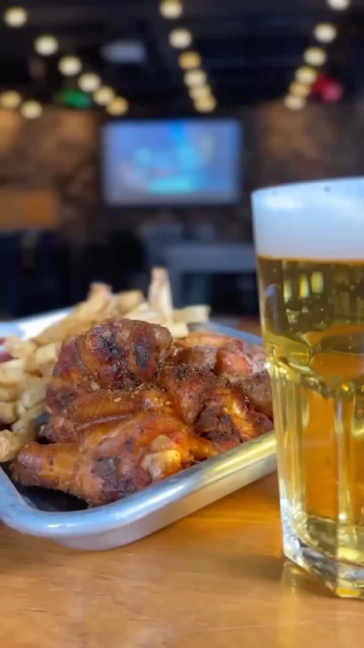 Every day wing deal! 🍗🍻
Grab a lb of wings and a beer for just $16 at Kentucky! 🧡
Open @ noon
#kwfoodies #waterloofoodies #kweats