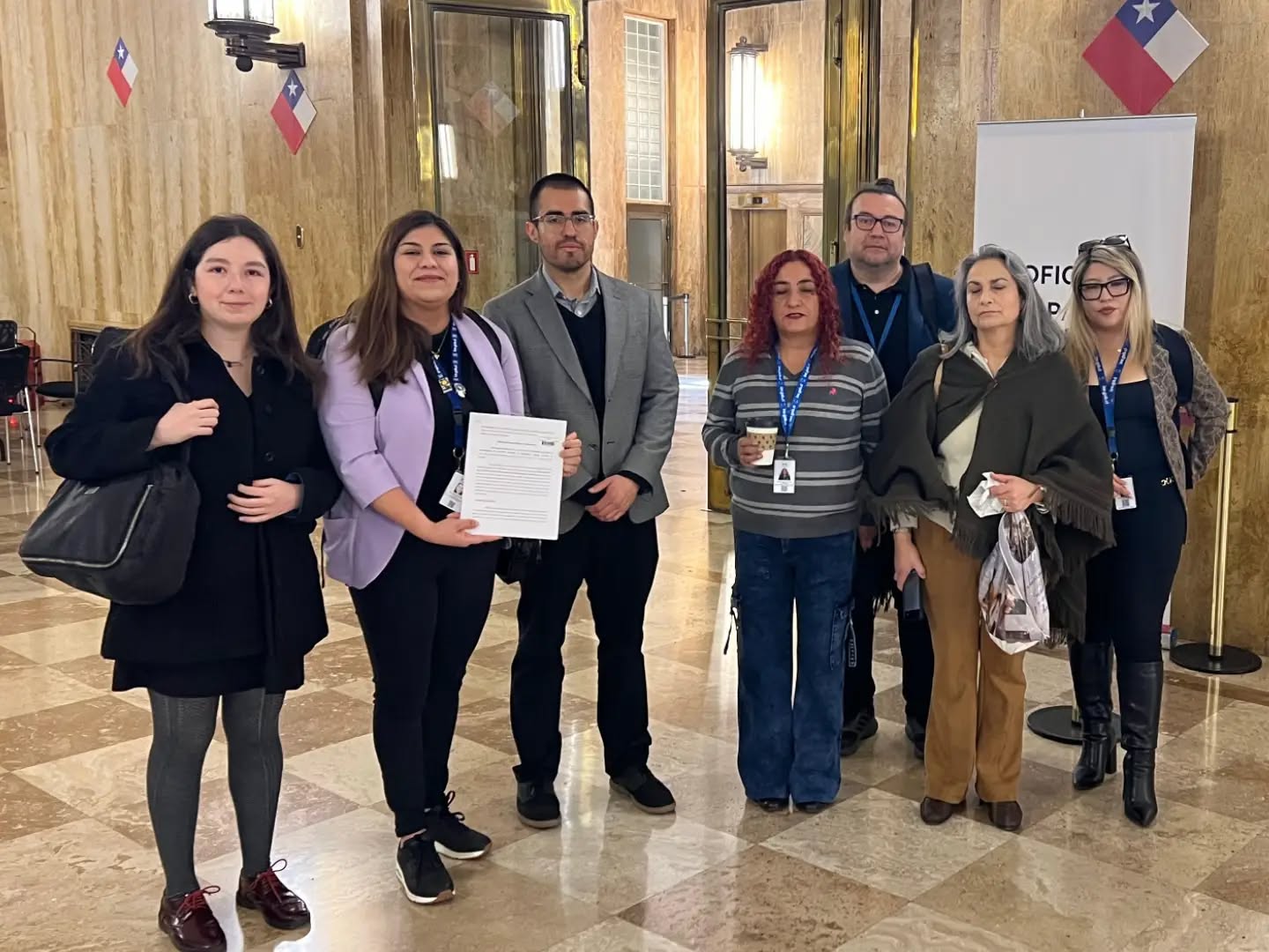 Santiago, viernes 04 de septiembre a las 09:00 hrs
Como Directorio Nacional de la Asociación Nacional de Funcionarios del Instituto Nacional de Estadísticas, ANFINE, presentamos reclamo en Contraloría General de la República por la revocación del Concurso de Promoción de Planta.
Esta revocación vulnera gravemente la carrera funcionaria, la confianza legítima de nuestros socios y socias y el compromiso con la estabilidad laboral en una institución donde más del 97% de la dotación es a contrata.
Esta asociación luchó férreamente para lograr este concurso como un avance en dignidad y profesionalización, y no estamos dispuestos a aceptar retrocesos que precarizan aún más el empleo público y ponen en riesgo la función estadística del Estado.
Seguiremos defendiendo con unidad, de norte a sur, la transparencia, la probidad y los derechos de las y los trabajadores del INE.
Agradecemos el trabajo colectivo a la agilidad de proceder y colaboración de nuestros asociados para garantizar la presentación ante CGR.
Directorio Nacional ANFINE