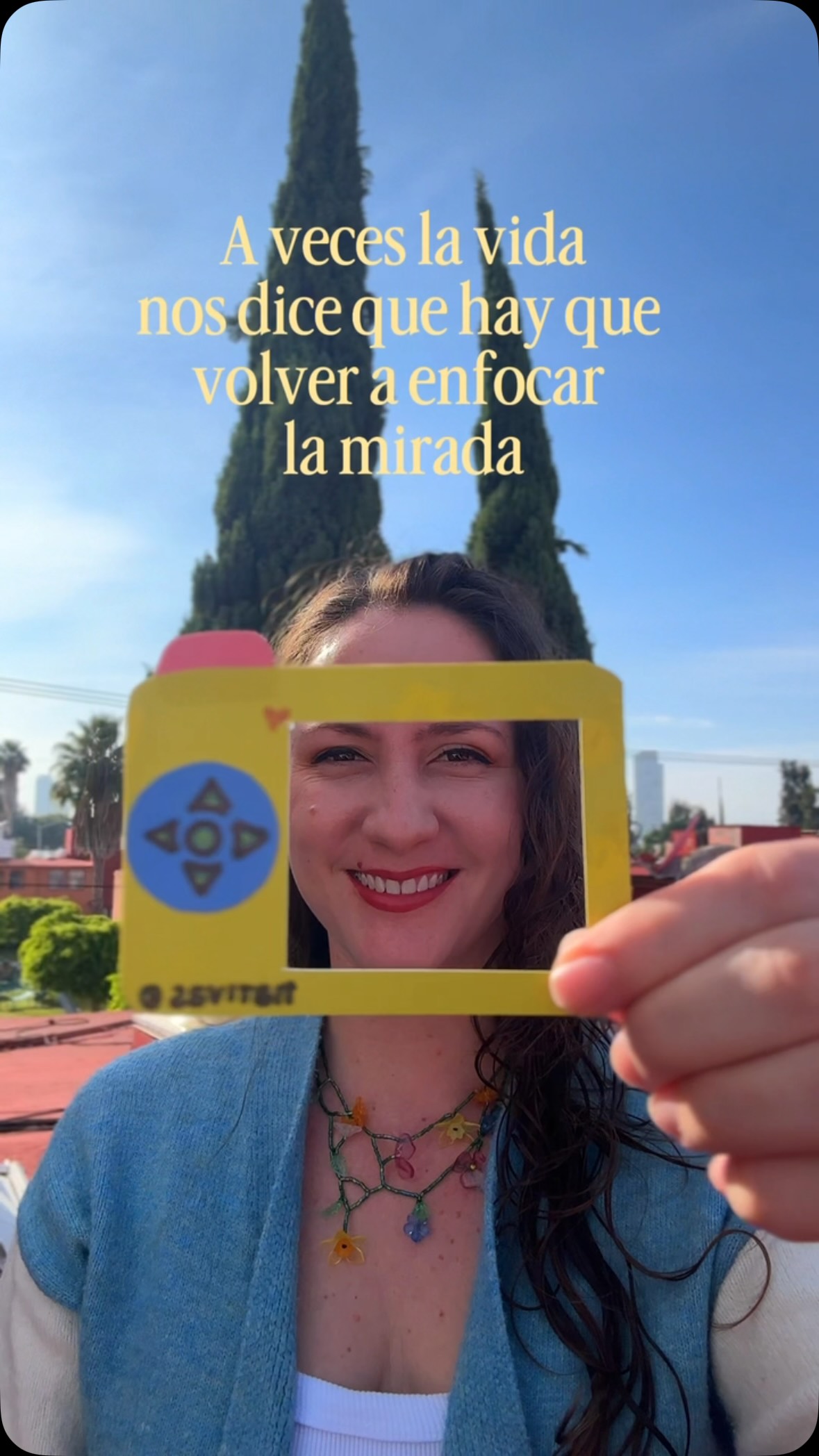 Algo que he aprendido con Las Nativas es a enfocar otra vez la mirada en las cosas importantes.
Cuando vivimos en lo urgente, la inmediatez, olvidamos tomarnos el tiempo para mirar, para detenernos, para dejarnos sorprender por lo cotidiano.
La cámara de papel me recuerda que tengo que enfocar otra vez la mirada.
#contarhistorias #escrituracreativa