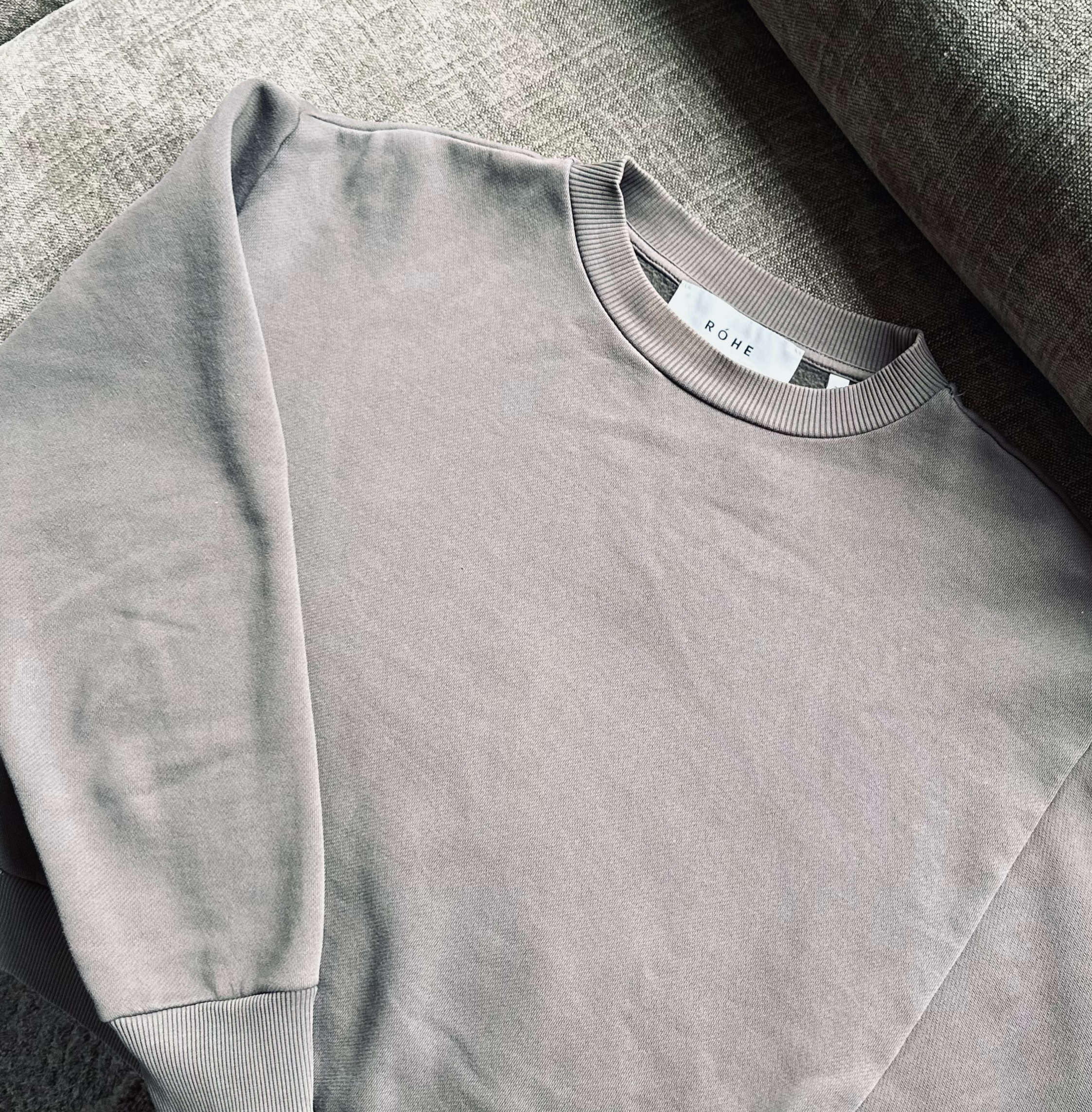Er komen veel prachtige pareltjes binnen… 🤎 Deze sweater van ROHE is daar absoluut één van.
En dat is precies het leuke van second hand: onze collectie verandert continu en regelmatig komen de mooiste items binnen.
Het is te veel om te posten, dus zeker de moeite waard om langs te komen!
#secondhand #preloved #rohe #tweedehands #duurzaamshoppen