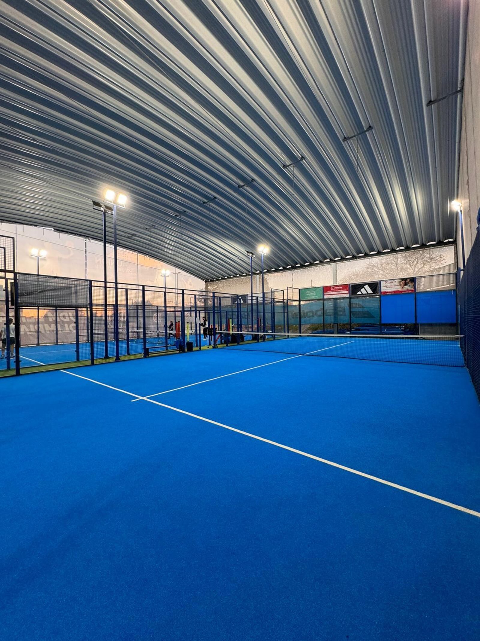 ¡Listas para la acción! 🎾✨ Descubre nuestras impecables pistas cubiertas de color azul vibrante. Ven a jugar en cualquier momento, de día o de noche, gracias a nuestra moderna iluminación.
#PadelLaUnion #PistasPremium #JuegaConNosotros