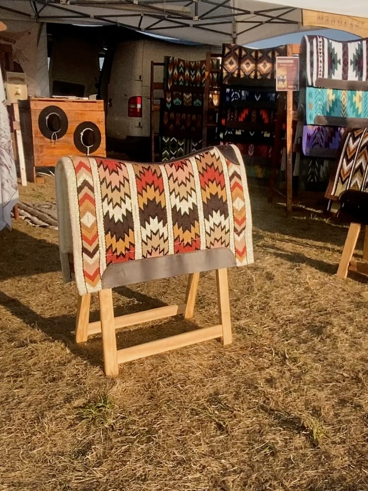 Votre modèle à paillettes préféré 🫶🏻
Le monsieur du stand Mahorse toujours prêt à rendre service 🤠
OMG 😱🤯 Vous m’avez dévalisé aux Equiblues !
Quelques jours off après un été bien chargé !