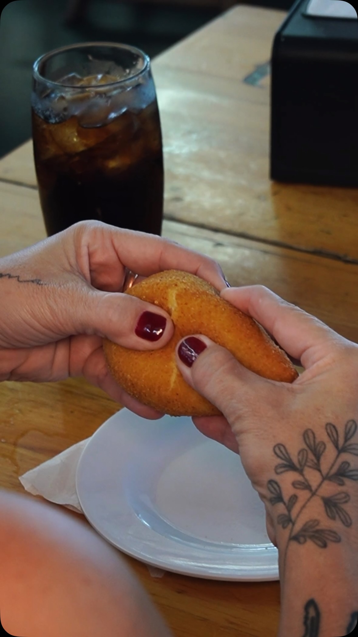 Cada hora pede uma coisa diferente. 😋
Um salgado, um lanche, um chope ou aquele prato que deu vontade.
E quando muitos fecham, a gente continua por aqui. 🧡
🕐 Norte Sul 24 Horas
Tradição em servir a qualquer hora!