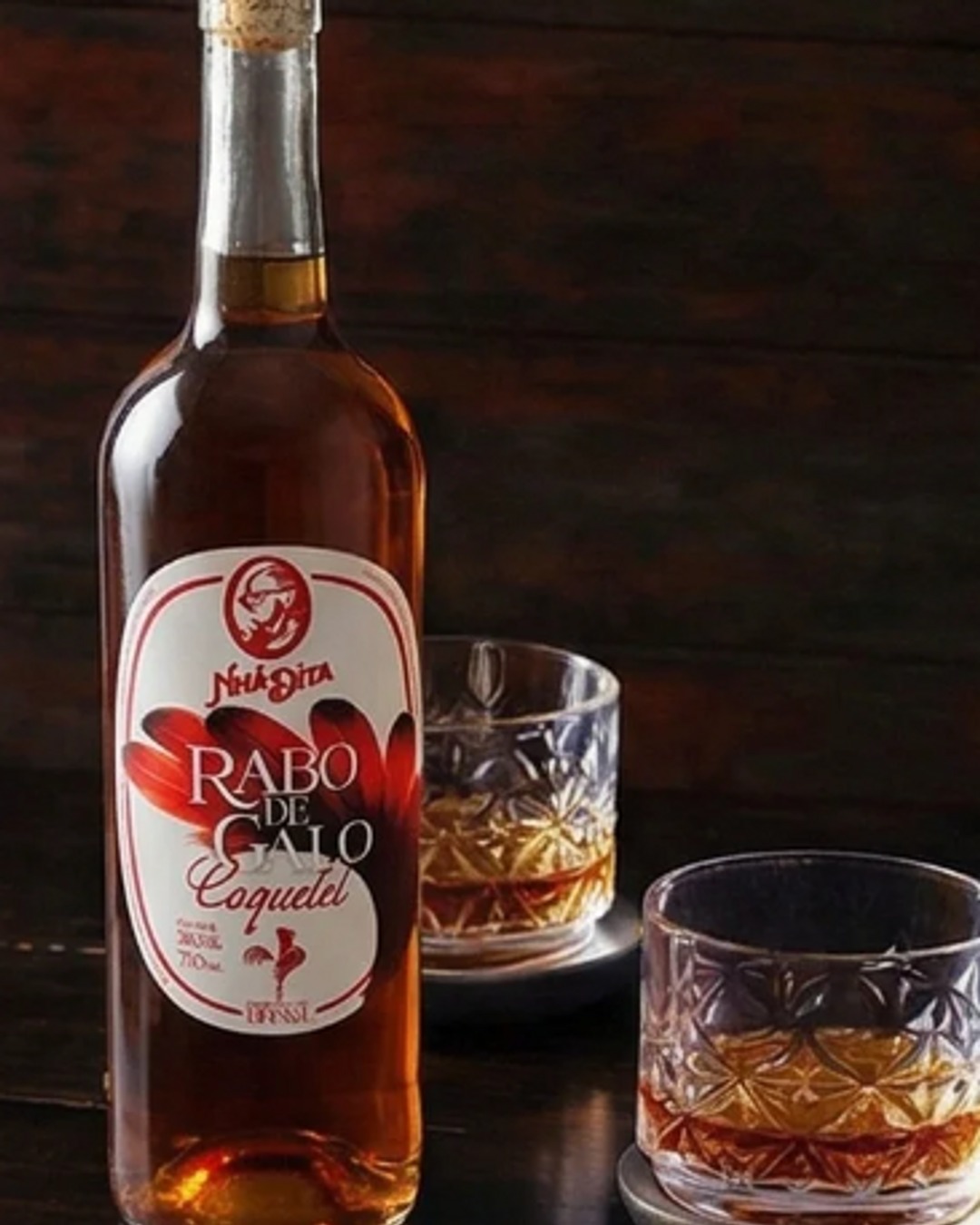 Rabo de Galo Nhá Dita — Coquetel Amburana 750ml 🥃✨ Medalha de Ouro New Orleans Spirits Competition 2026! Pronto para servir: cachaça Nhá Dita envelhecida em Amburana, vermute tinto e licor de alcachofra. Sirva em copo baixo com pedra grande de gelo e twist de laranja para liberar todos os aromas. Promoção: R$114,00. Link in Bio #RaboDeGalo #NháDita #CoquetelRTD #Cachaça #CocktailTime #Drinks #BebaComModeração