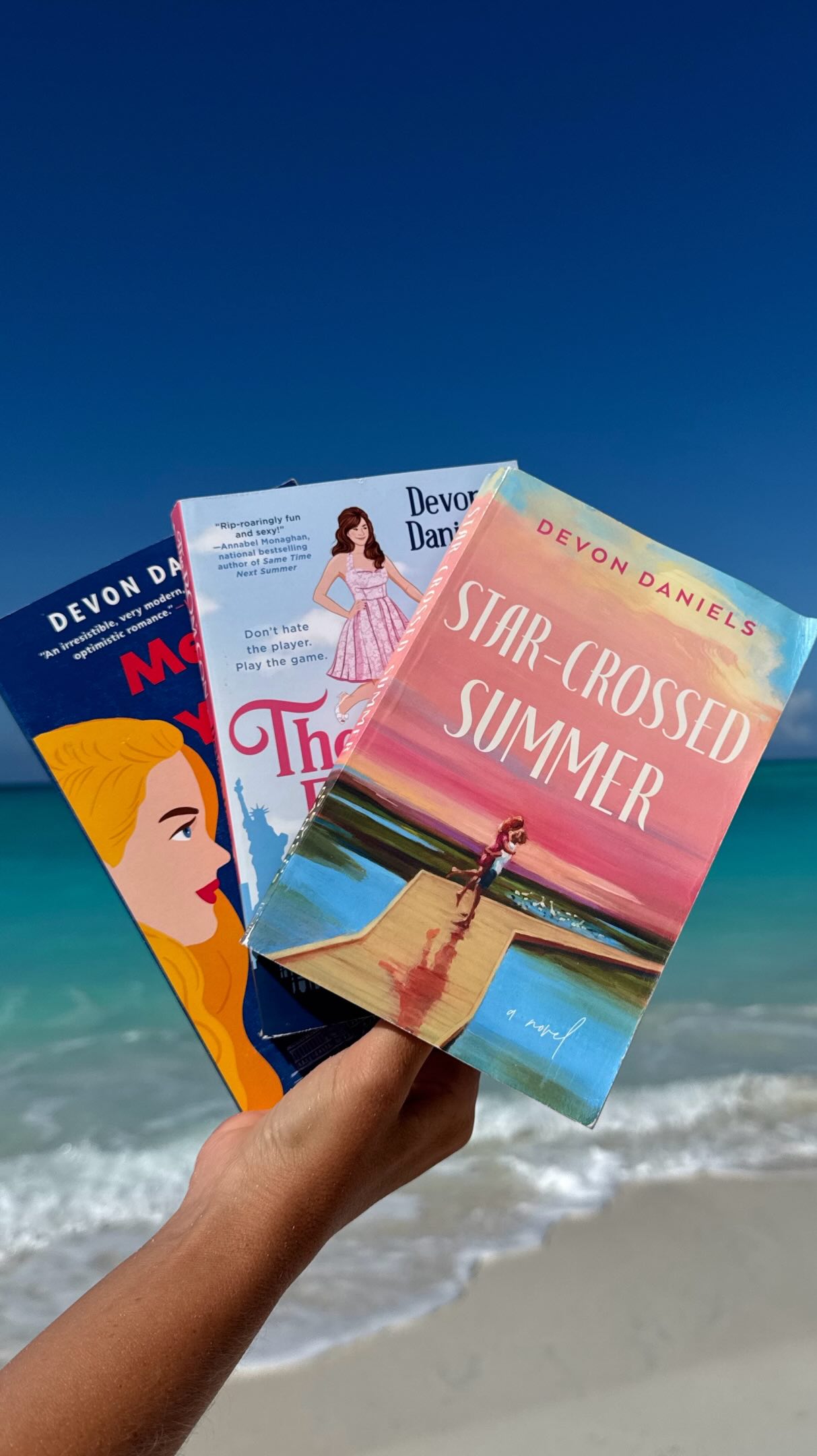 Frost your bookshelf 💎💛
@berkleyromance #romcombooks #romcom #bookstagram #romancebooks #HowToLoseAGuyIn10Days