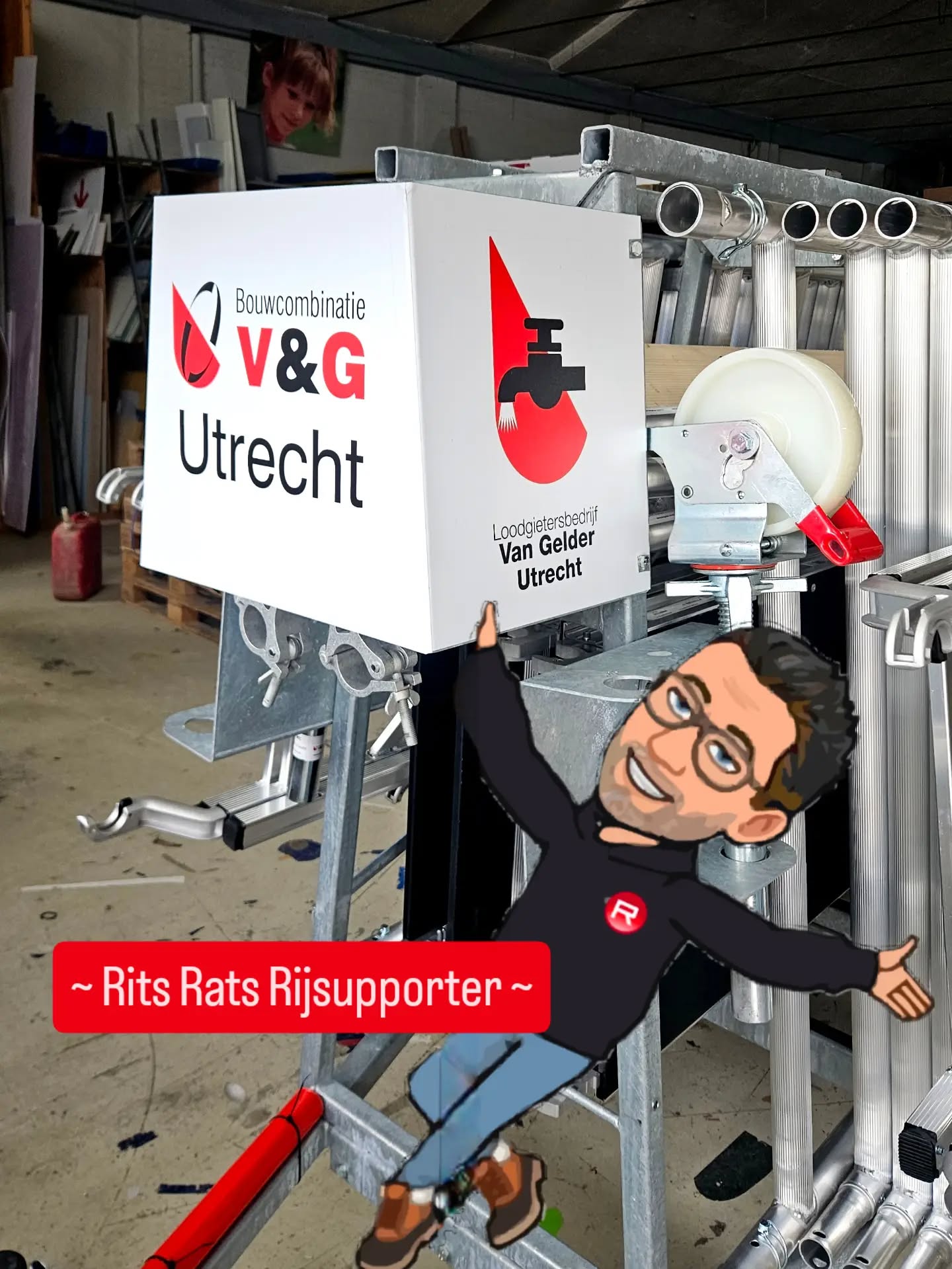 ~ Rits Rats Rijsupporter ~
We hebben het regelmatig over rijdende reclame, maar nooit gedacht om ooit te spreken van hangende reclame.
Bij deze.
Want als je een aanhanger achter de auto hangt, dan hangt de reclame daarop mee. Toch?
Hoe dan ook brachten we fullcolourprints aan op de voor- en achterzijde van deze aanhanger.
Fullcolourprint stickers?
Op Rits Rats kun je rekenen.
#signmaker in #utrecht #fullcolourprints #aanhangwagen #rijdendereclame