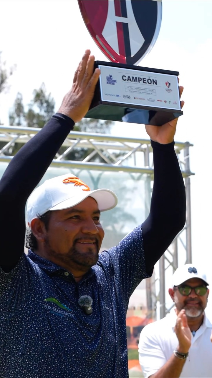 ⏪🏆 Hace apenas 24 horas, “Camarón” volvió a hacer historia.
José de Jesús Rodríguez conquistó el Atlas Open con una espectacular ronda final de 61 golpes (-11), nuevo récord de campo, para cerrar con -25 y levantar el título número 13 de su carrera en la GPM. 🔥⛳️
Un cierre inolvidable, un nuevo trofeo y un récord como máximo ganador del circuito que sigue creciendo.
🎥 Revive una victoria para la historia.
#GiraGolfMX #GPM #AtlasOpen #CamarónRodríguez #GolfMexicano