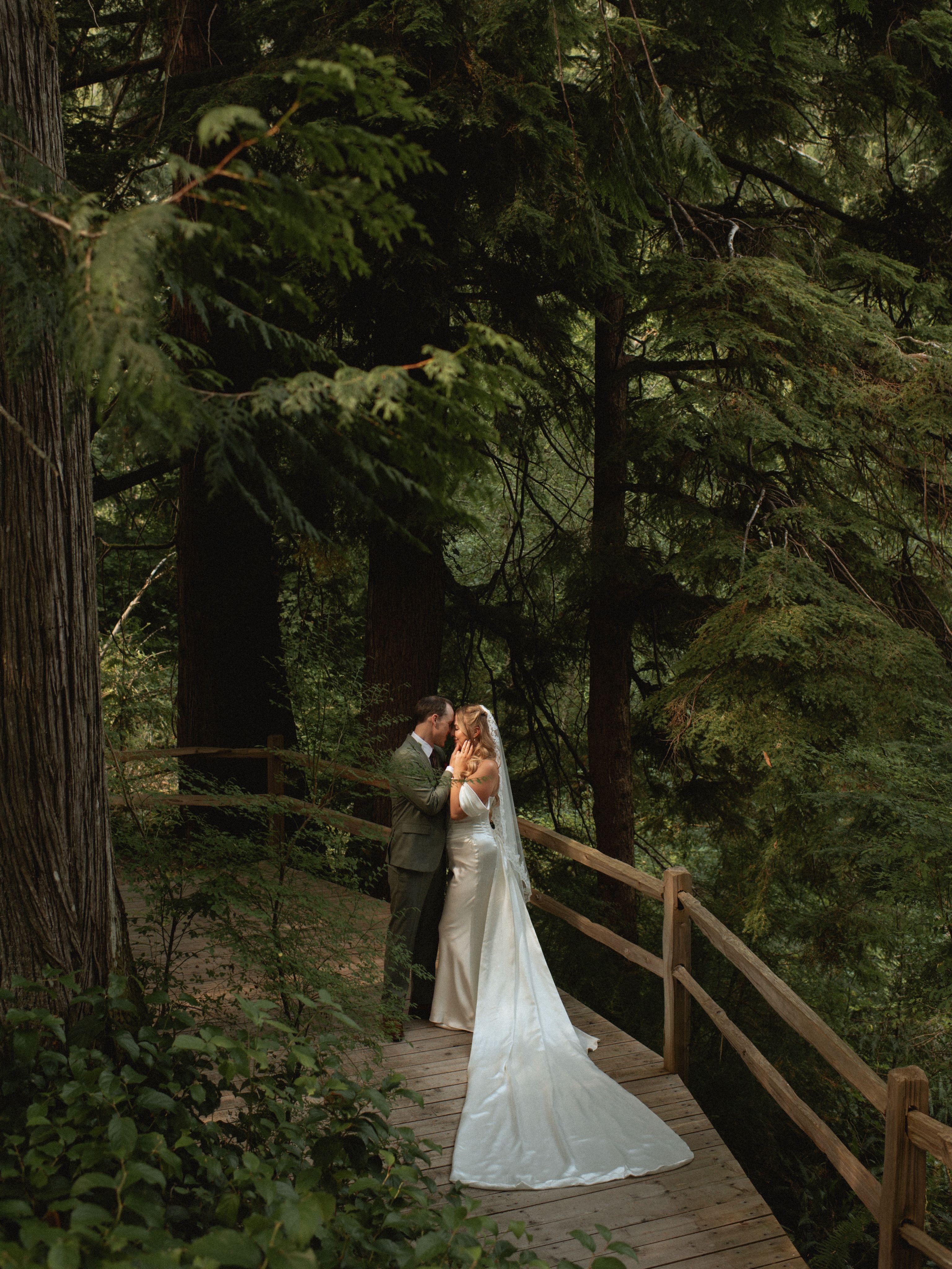 Gallery delivered!
Photography @savannamarleephotography
Venue @landmarkeventco @graybridgevenue
Coordinator @K.L_events
Catering @herbanfeast
Hmua @bridalbeautyagency
Dress @lovelybrideseattle
Videography @ridgewoodfilms
Dj - @limitlesseventdjs
Florals @lovebloomsweddings
#snohomishweddings #washingtonweddingphotographer #weddingcolors #snohomishweddingphotographer