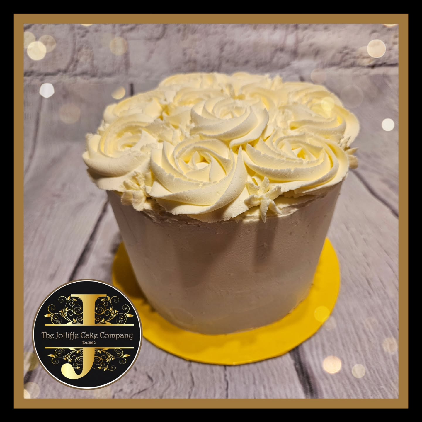 A 6ins dia, Organic Lemon Dessert Cake, was collected in the week, for a Birthday Small but mighty, 4 layers of Organic Lemon Cake, filled with freshly made tangy Lemon Curd and Buttercream. Our Dessert Cakes are available to order with 2 WORKING day notice. But are only available for Collection . #dessertcake #organiclemon #thejolliffecakecompany #birthdaycake #woodleyberkshireuk