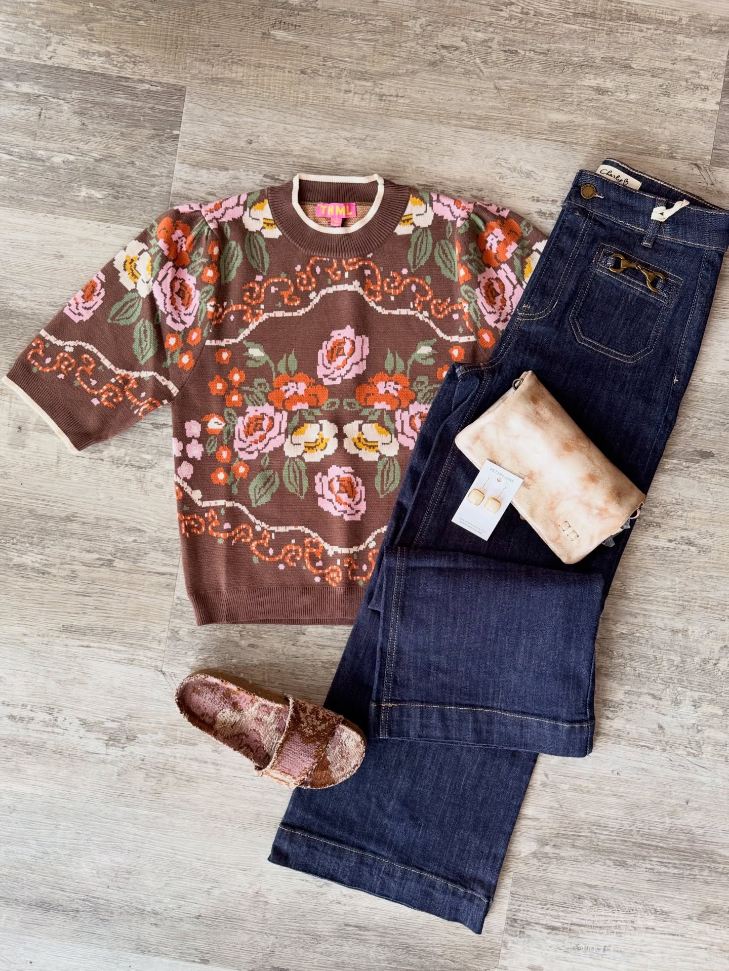 So many NEW Arrivals have hit the boutique floor! We love the combination of this floral short sleeved sweater and super chic dark denim. Style it with our new resin & gold earrings and a goes-with-everything convertible crossbody.
#ootd #outfitinspiration #fallfashion #floral #newarrivals