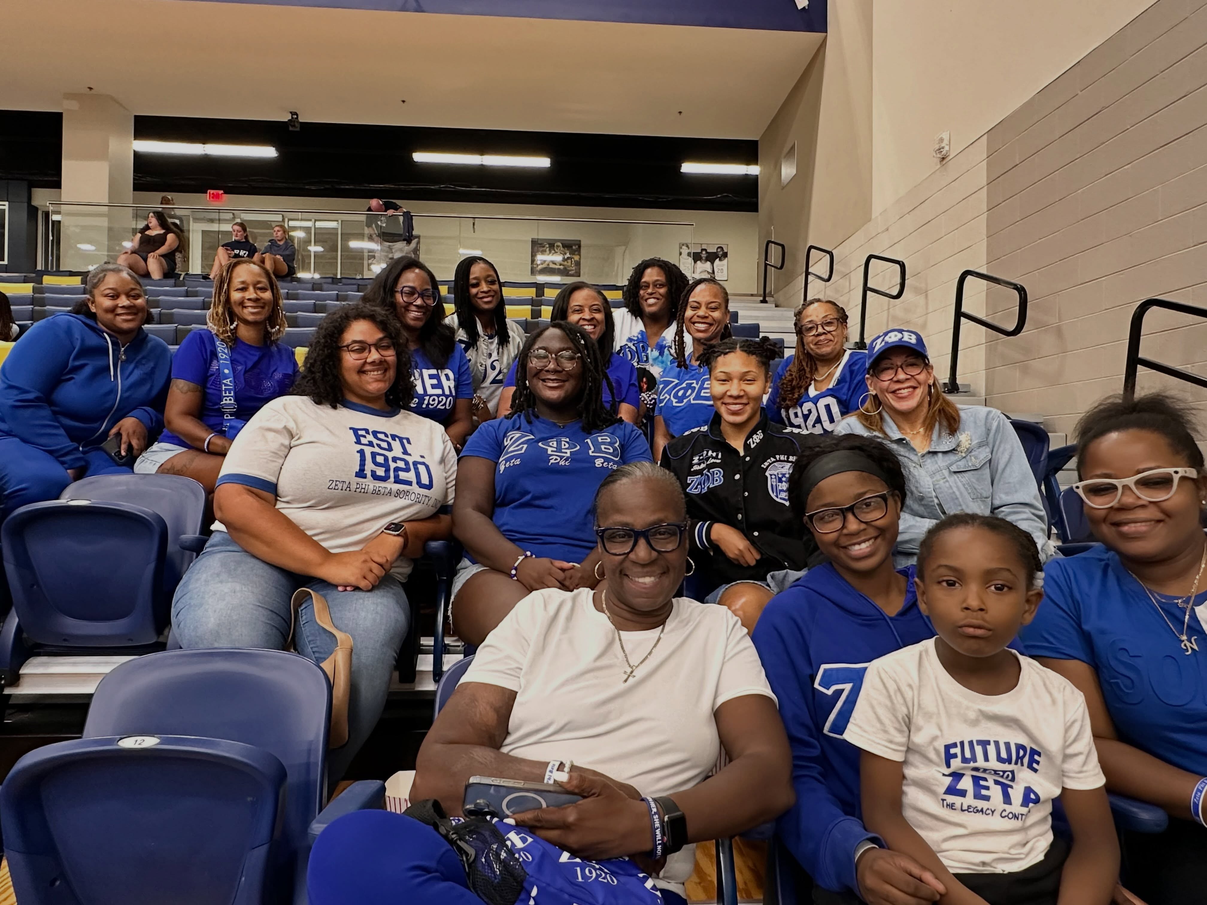 SISTERHOOD ON THR COURT💙🤍🕊️: Psi Mu Zeta joined our undergraduate chapter, Sigma Upsilon of Queens University at Curry Arena as the Lady Royals Volleyball team faced off against UNC Charlotte!
The energy was high, and the sisterhood was on full display from the first serve to the final point!
#PsiMuZeta #SigmaUpsilon #ZetaPhiBeta #1920 #RoyalsBluOut