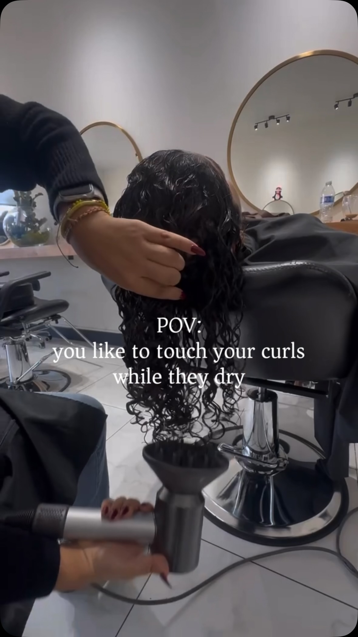 Your hands might be causing half your frizz… and sometimes the hardest part of styling curls is leaving them alone 🤭
Let the cast set. Let the curls dry. Then go in for volume and finishing.
———
And yes, touching your curls while diffusing is part of the technique! We’re talking about casually touching and disturbing your curls while they dry, that’s when frizz can sneak in 👀
Tag the curly friend who cannot stop touching their hair 😂