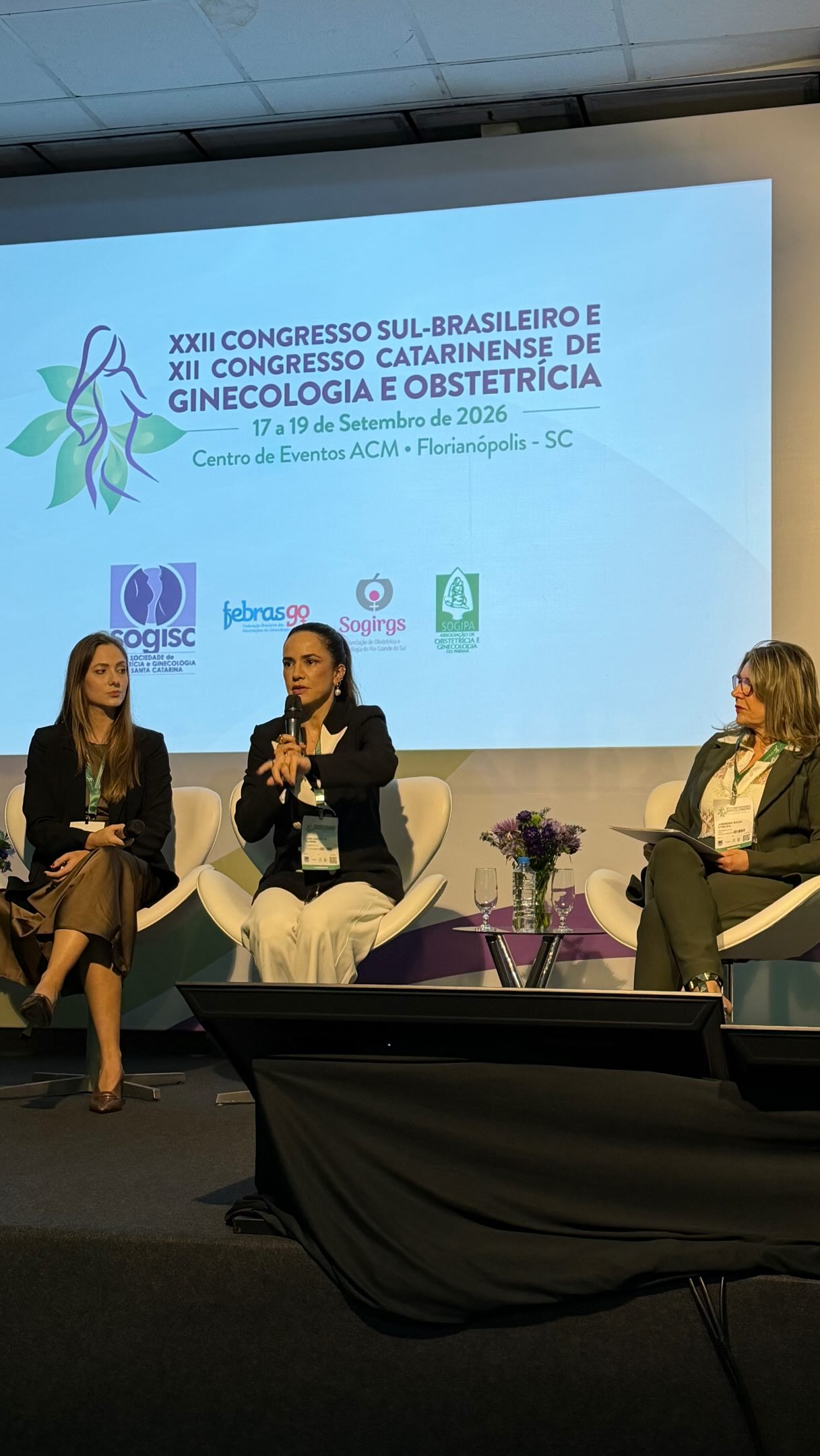 Destaque deste sábado no Congresso Sul Brasileiro de Obstetrícia e Ginecologia, a programação trouxe um dos temas mais discutidos na atualidade nos consultórios ginecológicos: Energias e Tecnologias no Consultório Ginecológico.
A mesa-redonda, coordenada pela Dra. Jussimara Souza Steglich (SC), reuniu especialistas para uma manhã de muita atualização, troca de experiências e discussão sobre as principais tecnologias disponíveis na ginecologia.
🔹 Laser, radiofrequência e ultrassom microfocado: evidências, indicações e resultados — com Dra. Margel Pivetta Cantarelli (SC)
🔹 Emagrecimento e flacidez vulvar: o papel dos preenchedores e bioestimuladores — com Dra. Luísa Guedes de Oliveira (SC)
🔹 Qual a melhor tecnologia íntima? Como escolher? — novamente com Dra. Margel Pivetta Cantarelli (SC)
E, para fechar, uma discussão enriquecedora sobre como avaliar indicações, resultados e individualizar a escolha das tecnologias para cada paciente.
📚 Um momento de muito conhecimento, atualização científica e conexão entre profissionais que estão construindo a ginecologia do presente e do futuro.
#CongressoSulBrasileiro #ObstetríciaEGinecologia #Ginecologia