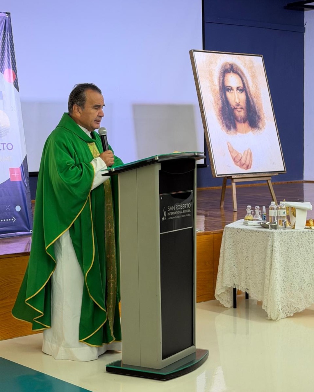 We gathered at both campuses for a special Mass dedicated to our team. It was a meaningful moment to reconnect, strengthen our bonds, and celebrate what it means to be part of the San Roberto community, a community we build together every day. ✨ #WeAreISR