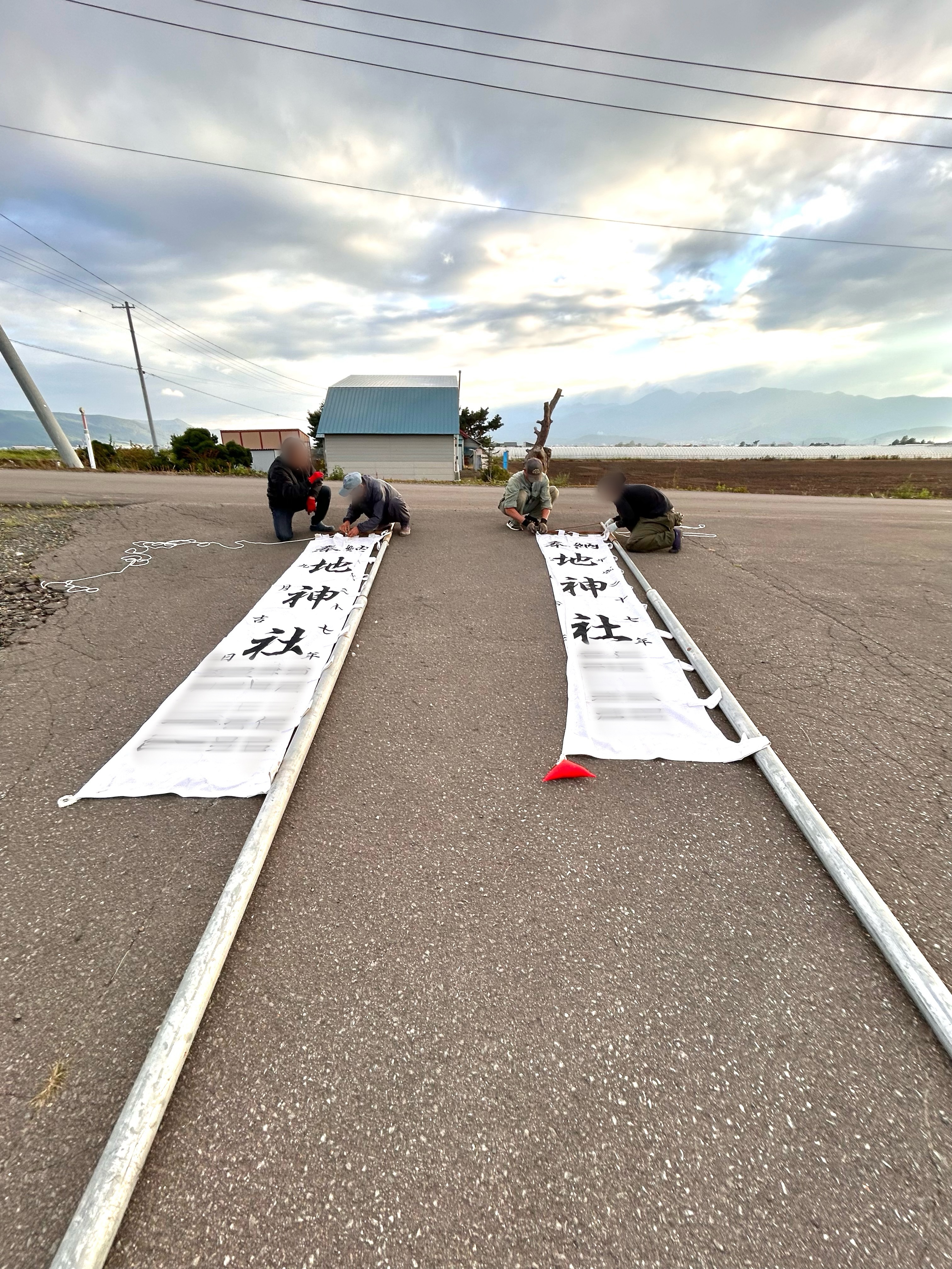 Preparing for our town’s shrine festival that will be held in our area tomorrow!
明日は秋祭り。宿の周辺の地元の方々とともに、お神輿ご一行をお迎えする準備です。
#秋祭り #中富良野 #localevent #hokkaido #shrinefestival