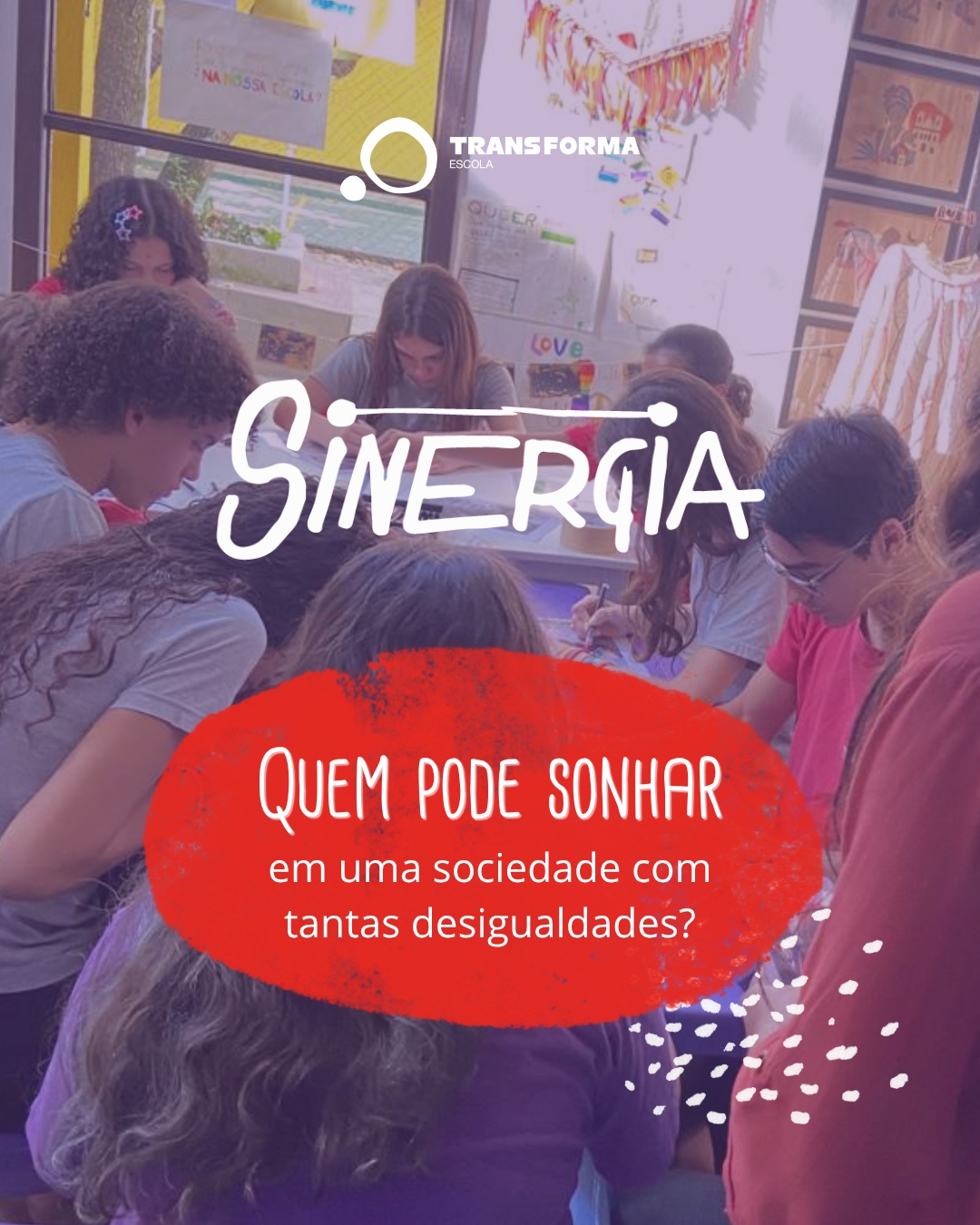 Quem pode sonhar em uma sociedade com tantas desigualdades?
É a partir dessa pergunta que o Grupo dos Sonhos, do Sinergia 2026, começa sua investigação.
Nesta etapa, os estudantes receberam diferentes gravuras e um desafio: pensar em possibilidades capazes de transformar a realidade das pessoas representadas nelas.
O exercício abre espaço para perguntas que não têm respostas simples.
Todos têm as mesmas oportunidades? O que interfere na possibilidade de realizar um sonho? E o que podemos fazer diante das desigualdades que encontramos?
No Sinergia, investigar também é aprender a olhar para a realidade, questioná-la e imaginar outras possibilidades.
Entender o mundo para poder transformá-lo. 💛
#TransFormaEscola #Sinergia2026 #ProtagonismoEstudantil #PensamentoCrítico #EducaçãoQueTransforma