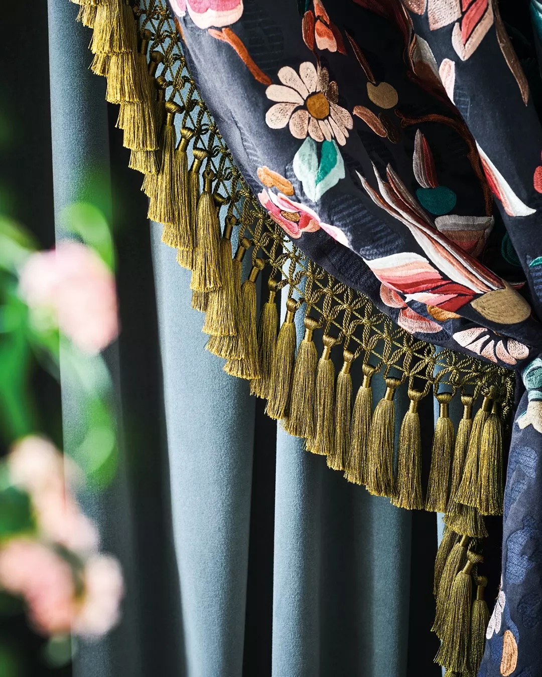 ROMO FABRICS x Temperley London
All in the detail. From tassel fringes to decorative braids, Temperley London Trimmings collection brings colour, texture and bohemian grandeur to every scheme. Designed to adorn curtains, lampshades and upholstery, these embellishments turn everyday pieces into statements.
Discover Trimmings from the @temperleylondon and @romo_fabrics
Image One:
Front Curtain: Lavinia Panel in Orient, 8016/02
Tassel Fringe: Trellis Fringe in Olivette, T118/04
Back Curtain: Freida in Tuscan Teal, 8003/01
Image Two:
Lampshade: Freida in Umber, 8003/02 with Bullion Fringe in Sienna, T122/01
Wall Mural: Lavinia Wall Mural in Midnight, W460/01
Image Three:
Chair: Farrah in Agave, 8013/01 with Brush Fringe in Peacock, T120/03
Cushion: Talulah in Aruba, 7995/04 with Bullion Fringe in Smoky Blue, T122/02
_________________________________
#fringe #lampshades #textileshop #upholstery #pillows