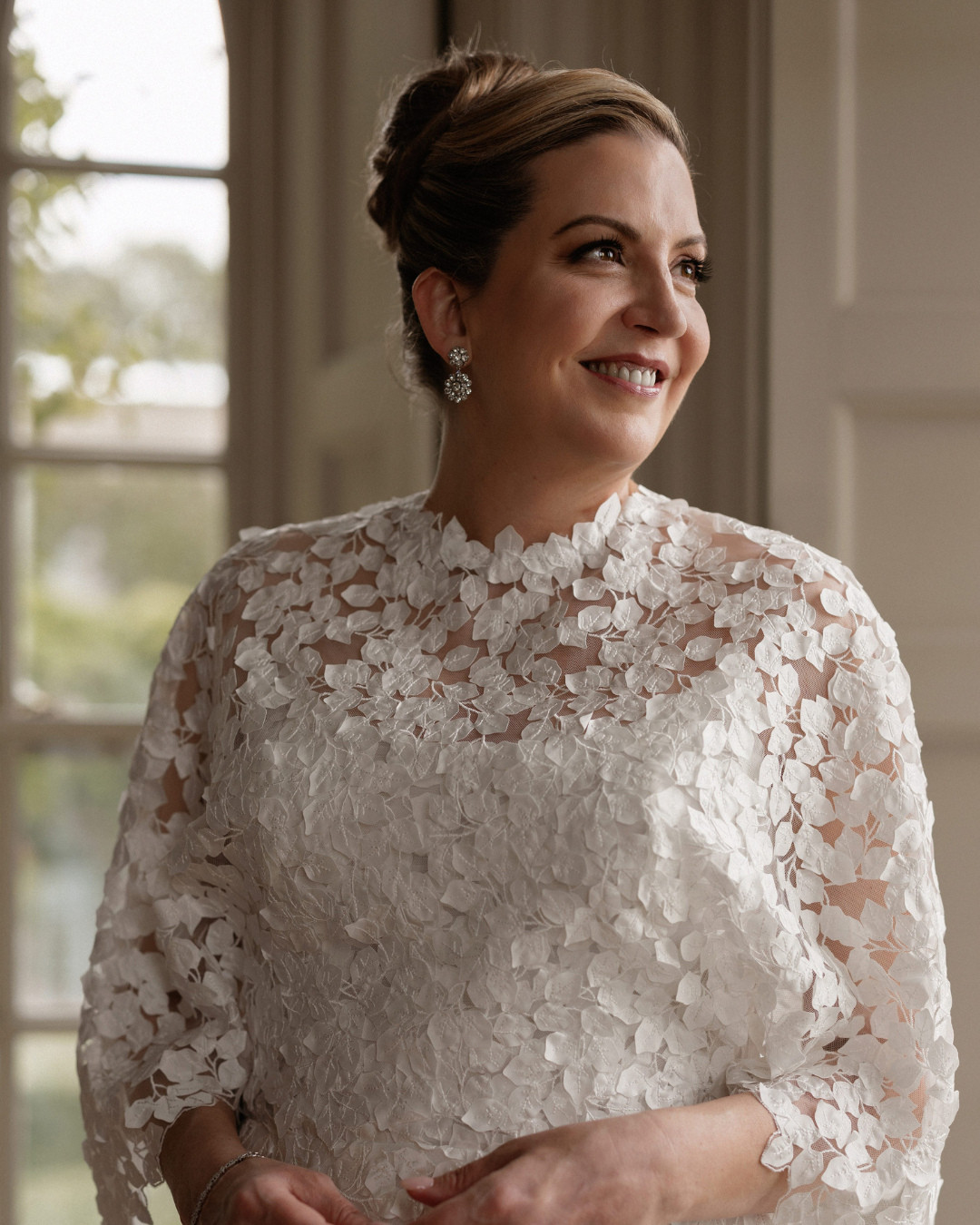 Soft definition, glowing skin and an elegant swept-up style for this gorgeous bride.
Everything working beautifully together, from the delicate floral lace to those incredible statement earrings.
Planner: @susieevans.co
Venue: @euridge_
Hair & Makeup: @klluxebeauty
Photos: @lewismembery
Lace Gown @reemacrawedding @zoyasatelier
Florals: @blueskyflowers
.
.
.
#luxurymakeupartist #luxuryhairstylist #elegantbridalmakeup #modernbridalmakeup #euridgemanorwedding 