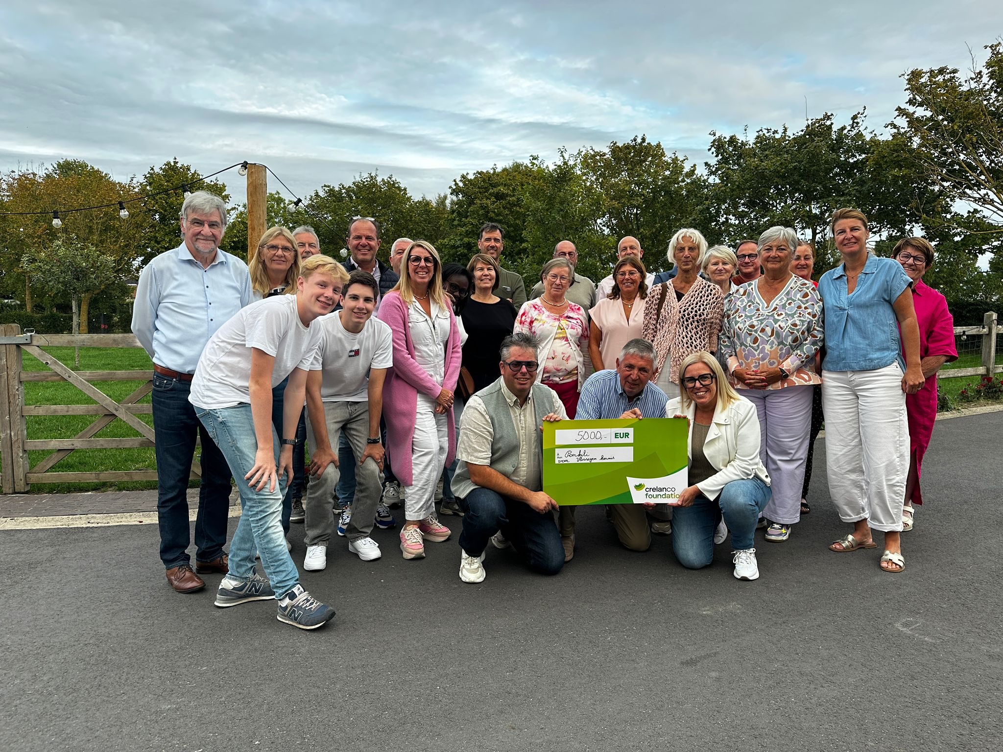 💙 Een prachtige afsluiter van Vlissegem Kermis! 💙
Met heel veel trots mochten we een cheque van maar liefst €5.000 overhandigen aan Parkili. 🙏
Dit mooie bedrag is het resultaat van twee dagen Café De Meiboom én het Kippenfestijn tijdens Vlissegem Kermis. 🍻🐔🎉
Twee dagen ambiance, gezelligheid, lekker eten en drinken… maar vooral heel veel mensen die samen hun steentje hebben bijgedragen voor een mooi doel. ❤️