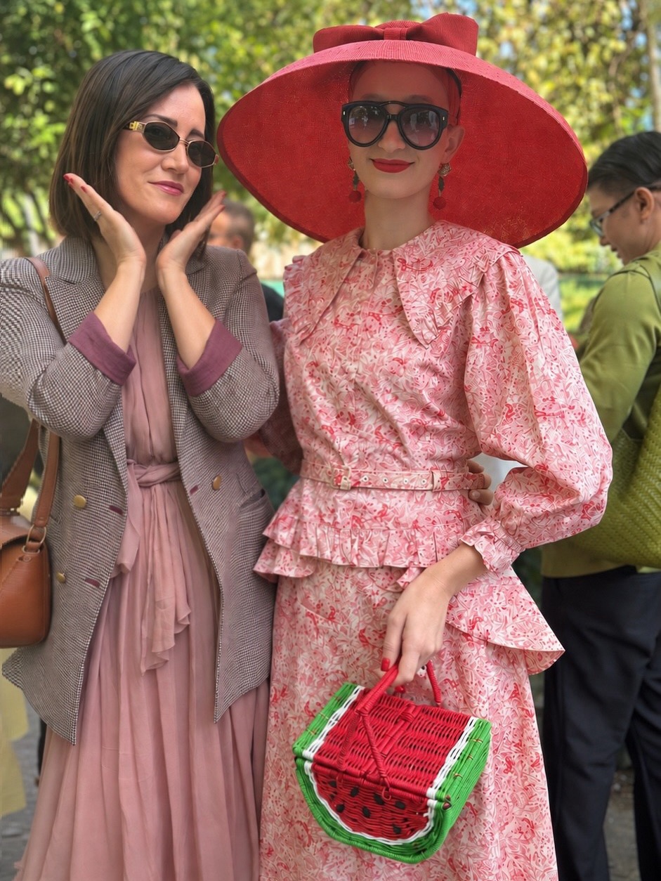 Una mattinata immersa nel verde, nel giardino dell’Acquario Civico, trasformato per qualche ora nel delicato universo di @luisabeccaria 🌿🌸 Una femminilità raffinata, elegante, sicura di sé, sempre riconoscibile e profondamente contemporanea.
Ma le sfilate, per me, sono anche questo: incontri. Tante amiche ritrovate, altre finalmente conosciute dal vivo per la prima volta, chiacchiere, sorrisi e quella sensazione bellissima di condividere una passione comune. E un grazie speciale ad @alessandra_pirola_baietta ❤️ perché ci sono incontri che rendono una mattina già speciale ancora più bella.
Complimenti a @luisabeccaria_luworld e @lucillabonaccorsi per averci fatto entrare, ancora una volta, nel meraviglioso mondo @luisabeccaria 🌸✨ Presto sul blog vi racconterò più da vicino la sfilata e tutti i dettagli della nuova collezione. A prestissimo amici/che!
#the_dressert #milanofashionweek #luisabeccaria #ss27