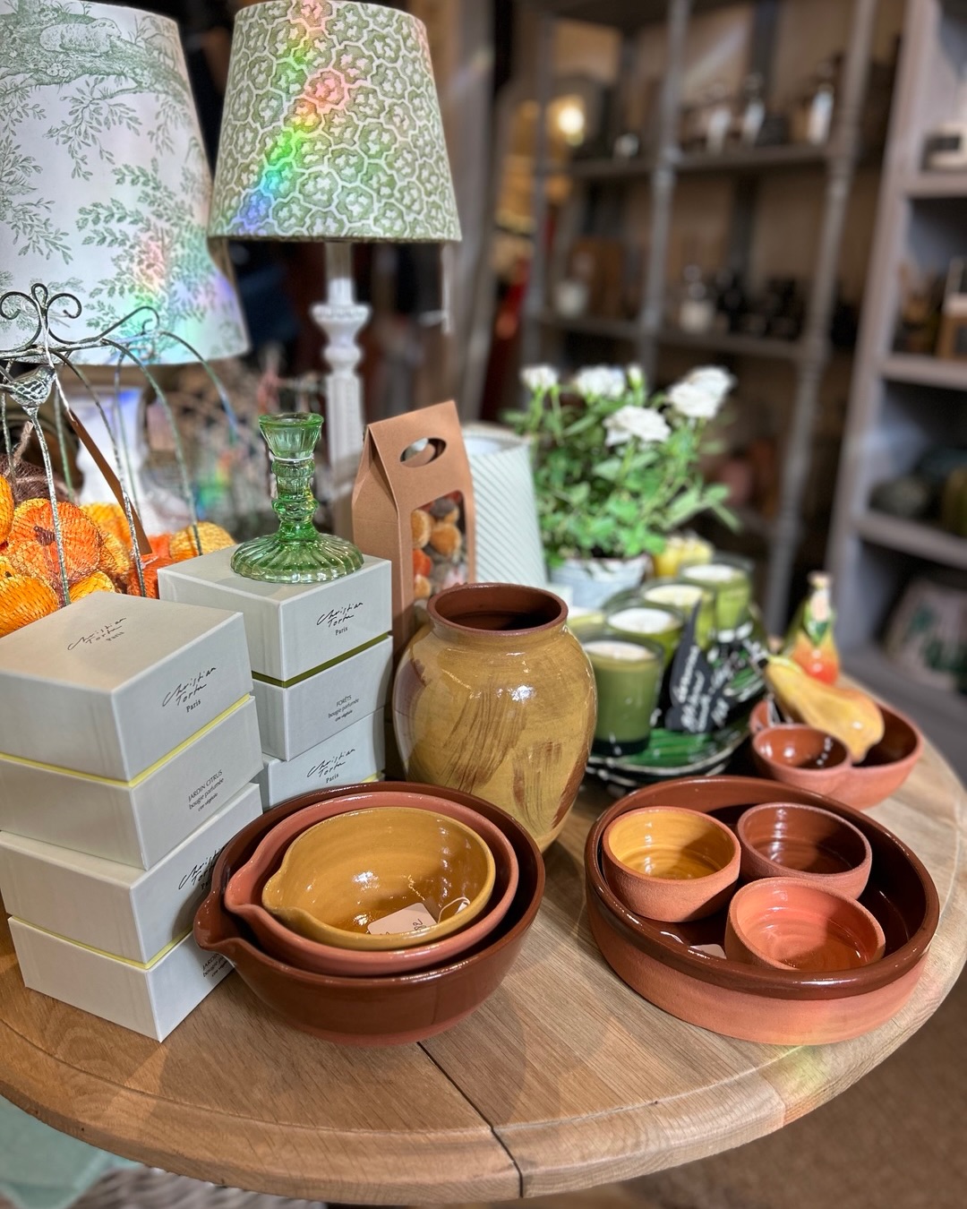 Freshly delivered by Anna, directly for her kiln look at those superb terracotta glazed little treasures! Not only they are made locally but they are also made exclusively for Chic et tralala! So exciting! We loved @incapottery from the beginning. Autumn is not only the air it has now landed at Chic et tralala too and we are enjoying its heart warming tones either to adorn our home or to create stylish mid season outfits.