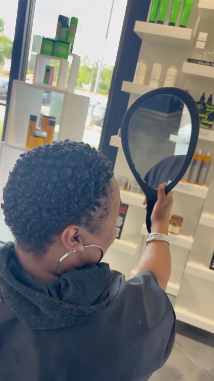 This is the part I do it for.” ✨
Nothing beats that pure mirror-reveal moment when a client sees their transformation and falls in love with their curls all over again. Defined, shaped, and full of life! 🤎
📍 Book your curl reset via the link in bio.
#NaturalHair #CurlSpecialist #TWA #thetexturemethod #CurlDefinition