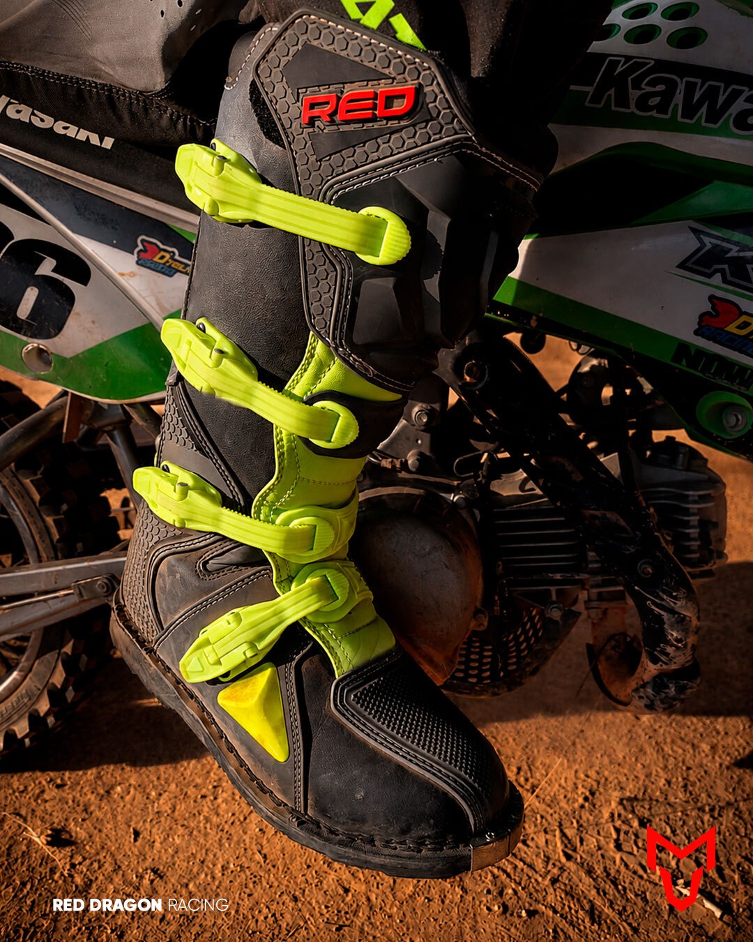 Proteção que se destaca dentro e fora da pista! 🥾🔥
A Bota Red Dragon combina estrutura reforçada, ajustes firmes e visual agressivo para acompanhar o piloto nos desafios do off-road.
👉 Escolha sua cor, encontre o tamanho ideal e prepare-se para acelerar!
#RedDragonRacing #RedDragon #BotaMotocross #BotaOffRoad #EquipamentoDeProteção #Motocross #Enduro #Trilha