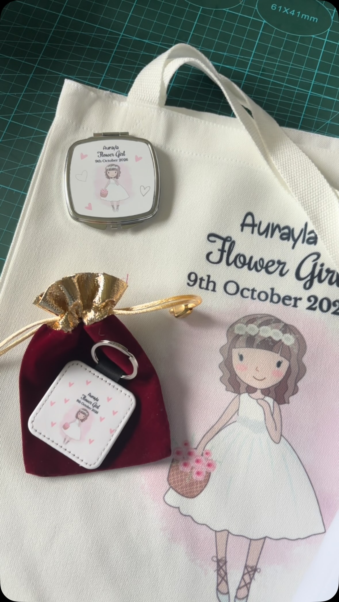 The sweetest way to ask ‘will you be my flower girl? This personalised flower girl gift set features a custom tote bag, compact mirror, tumbler, and keepsake keyring for Aurayla’s special day. Every detail is custom-printed to create a memorable bridal party keepsake that little ones adore. Supporting a UK small business means heirloom-quality personalised wedding favours made with care.
Save this post for wedding inspo, hit follow for more UK small business behind-the-scenes, and tap the link in our bio to shop personalised bridal party gifts.
#SmallBusinessUK #FlowerGirlGifts #PersonalisedWedding #BridalPartyFavours #HandmadeUK WeddingInspoUK