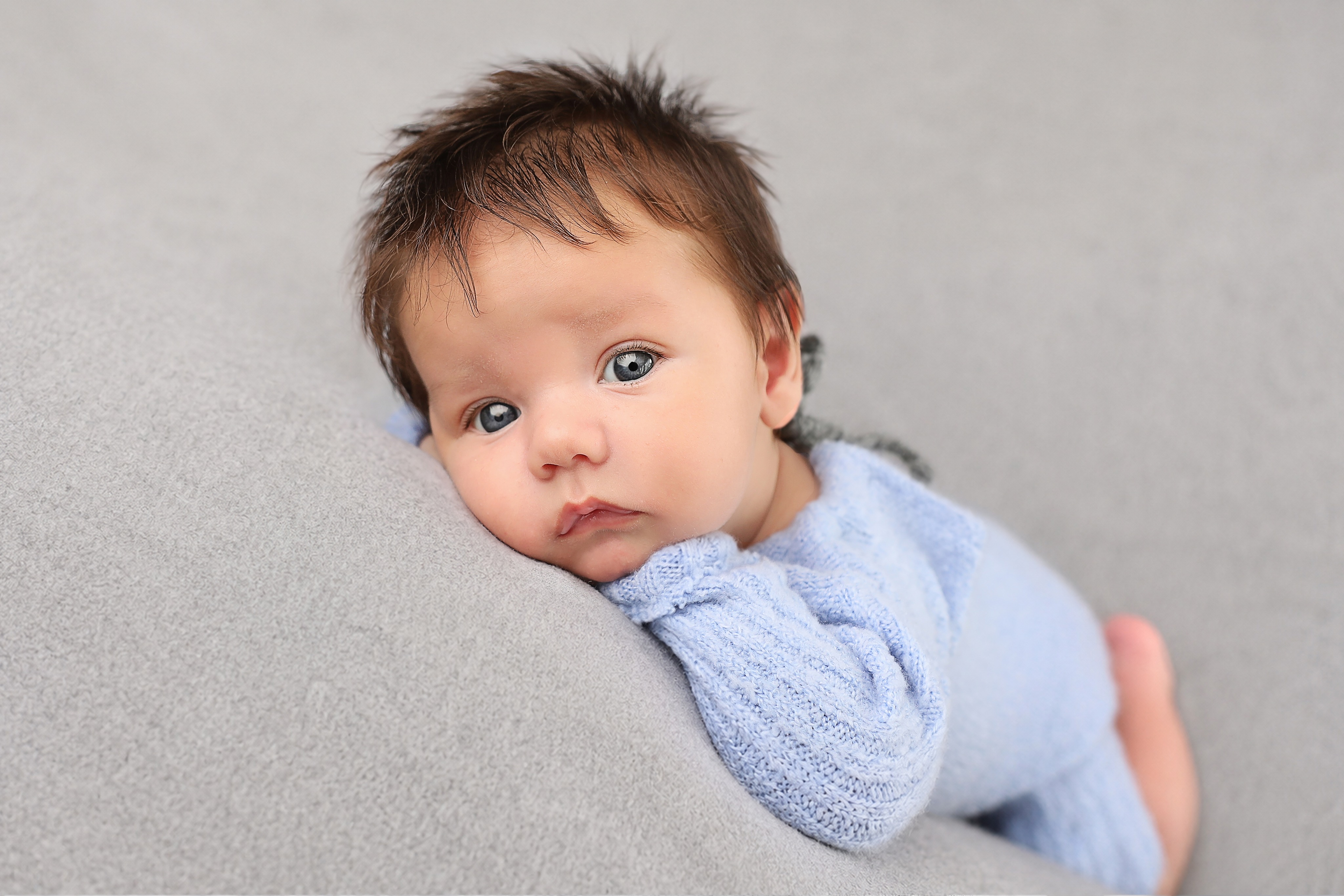 A little bit obsessed with this face 🥹
Our gorgeous Micah, baby number FIVE 🤍 I still can’t quite believe we have five babies!
I’ve been very quiet on here over the last couple of weeks while we’ve been soaking up the newborn bubble and adjusting to our new (slightly chaotic 😂) normal as a family of seven.
I’m now very slowly starting to pick my camera back up and take on a few sessions here and there again. I’m definitely easing myself back into work gently, but it feels so lovely to be photographing tiny babies again… especially when I’ve had this little face to practise on 🥹
So here’s my littlest love with his big blue eyes 💙
I’ll be sharing a little more over the next few weeks as I gradually get back into the swing of things 🤍
