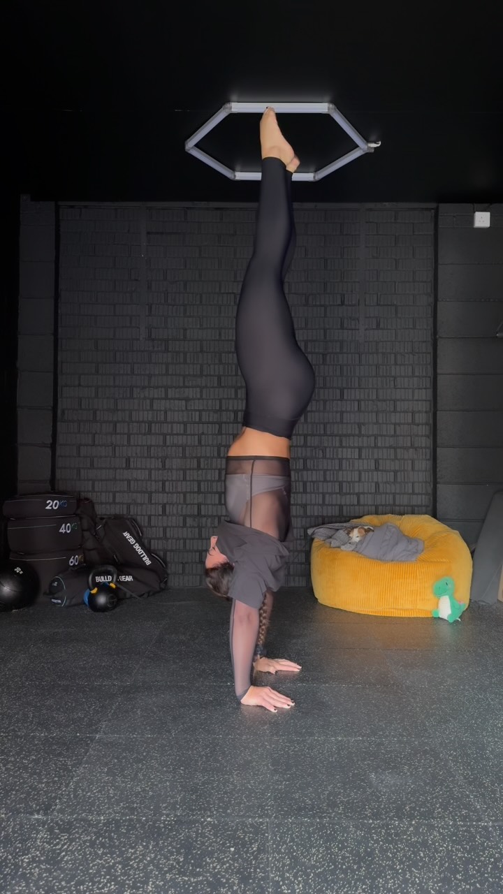 I don’t practise handstands because I need to be good at handstands. I practise because I love having something I’m still learning.
When I started, it really was just because I wanted to be able to handstand, but it became so much more than that.
I love having a skill that requires brain training, focus, practice, patience… and a fair amount of stubbornness!
I love this side of my training being about finding out what my body and brain are capable of learning. I also think the learning, and even the falling can be some of the best bits.
The only thing I’d change is doing this in a room full of other people who want to play upside down too, but I’ll keep showing up because younger me would be absolutely mind blown by the things I can do now.
Progress comes from being willing to keep trying 💪🏻🙌
#handstand #calisthenics #skills #keeplearning #homegym