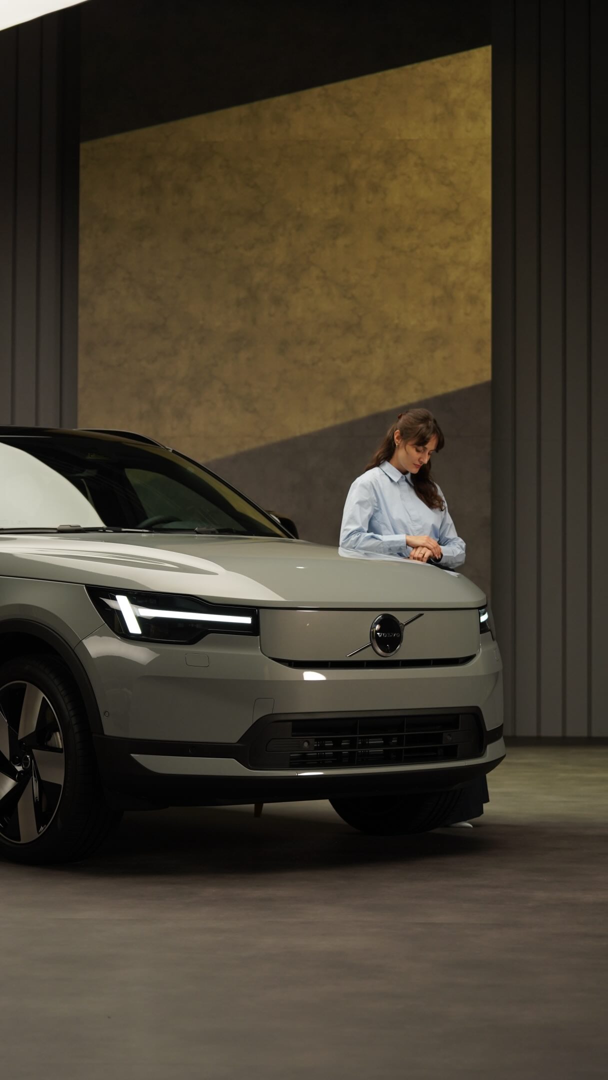 #PUBLICITÉ | Two different ways to experience Volvo’s refreshed 40 Series. ✨
Meet the new Volvo EX40 and Volvo XC40 - same compact SUV spirit, two very different personalities.
The EX40 is the fully electric compact SUV: clean, confident and digital-first. The XC40 keeps the everyday practicality of a compact mild-hybrid SUV, for those who are not necessarily ready to go fully electric.
Both are part of Volvo’s updated 40 Series, with a more contemporary exterior design, a new interpretation of the iconic Thor’s Hammer Matrix LED headlights, refreshed rear details, a warmer interior atmosphere and a larger 11.2-inch centre display.
Volvo also highlights updates to advanced driver assistance and active safety - because safety is never just a feature here, it’s part of the brand’s DNA.
And then comes the digital side: with Google built-in and Gemini, the Volvo experience becomes even more conversational, from planning journeys to finding stops along the way.
Compact, refined, intelligent and very Scandinavian. 😉🤍
Which one would you choose: EX40 or XC40?
@volvocarbelux
#Volvo #VolvoCarBelux #VolvoEX40 #VolvoXC40 EX40 XC40 ElectricSUV MildHybrid CompactSUV ScandinavianDesign CarReview CarReel LuxuryLifestyle AutomotiveContent ElectricCars HybridSUV