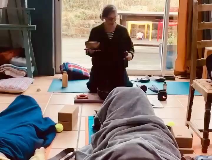 Reste 4 places- « Une Journée pour Soi » le 11 octobre 2026, notre 8ème édition ! 🌿
S’offrir une pause pour traverser en douceur le tourbillon de la rentrée, cette période souvent intense, nous vous proposons une parenthèse de la journée. 🍁🍂 Pour marquer ce changement de saison, une nouvelle édition entièrement dédiée au bien-être, une parenthèse pour prendre soin de votre corps, de votre esprit… et de vos papilles.
Atelier Yoga, Atelier Cuisine, Atelier Sophrologie - accessible à tous.
Imaginée comme un temps pour ralentir, relâcher les tensions, souffler profondément et retrouver votre équilibre intérieur. Cette journée permet de refaire le plein d’énergie calme pour aborder les mois à venir avec clarté et sérénité.
🌿À quoi s’attendre : bienveillance, espace en sécurité, partage, humour, nourriture saine et délicieuse, calme, bien-être, détente, connexion avec soi-même et les autres…
Tu repartiras nourri(e) avec des outils pratiques et efficaces (Auto-massages, postures de yoga, respirations, relaxations et livret des recettes). Une invitation à prendre soin de soi, à te connecter avec bienveillance avec ton corps et à apaiser ton esprit à l’avenir.
Rechargez vos batteries émotionnelles et physiques avec professeure de yoga Evi Sola, une chef pâtissière Annabelle LeCointre et Sophrologue Julie Gesret.
