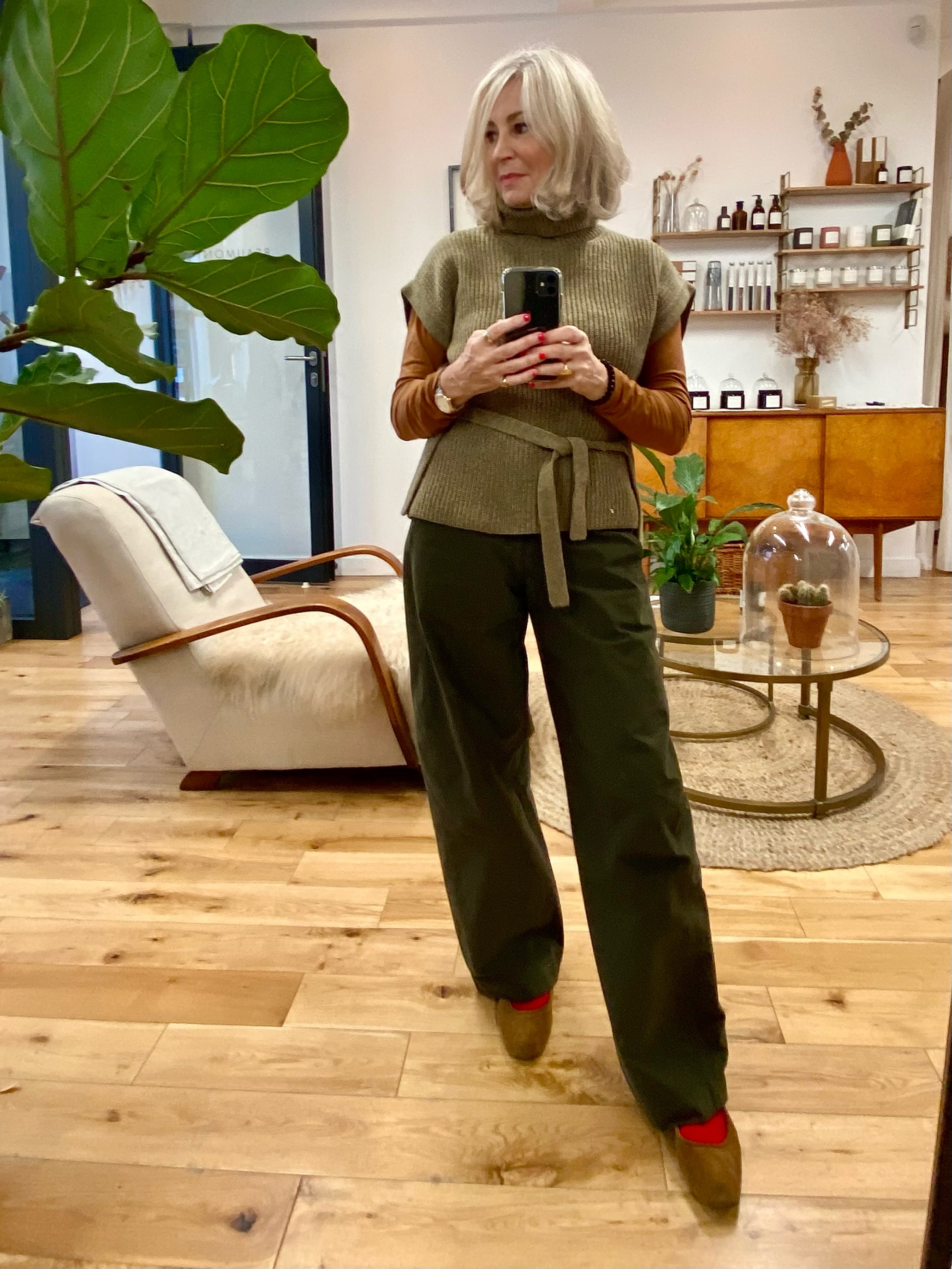 Continuing with the layering theme but this time just the tiniest pop of red 🧦🧦 Instead, combining harmonious autumnal hues from my personal colour palette (ie what suits me) It’s proper chilly in Mancunia today and I’m glad of the toasty heat tech top and 100% organic knitted wool vest, tied here but love it loose over a dress or skirt too. Old barrel leg trews in khaki nods to the current vaguely military trend but generally speaking it’s a kinda trendless lewk based on balanced proportions, textures and colours which I’m fine with.
How’s your transitional wardrobe switchover going? Lmk if you need any help with it- see link in bio for my styling services xx
🍁
🍁
🍁
🍁
Layers layering autumn wardrobe khaki green casual outfit transitional look everyday aesthetics fashion is what you buy style is what you do with it 😎