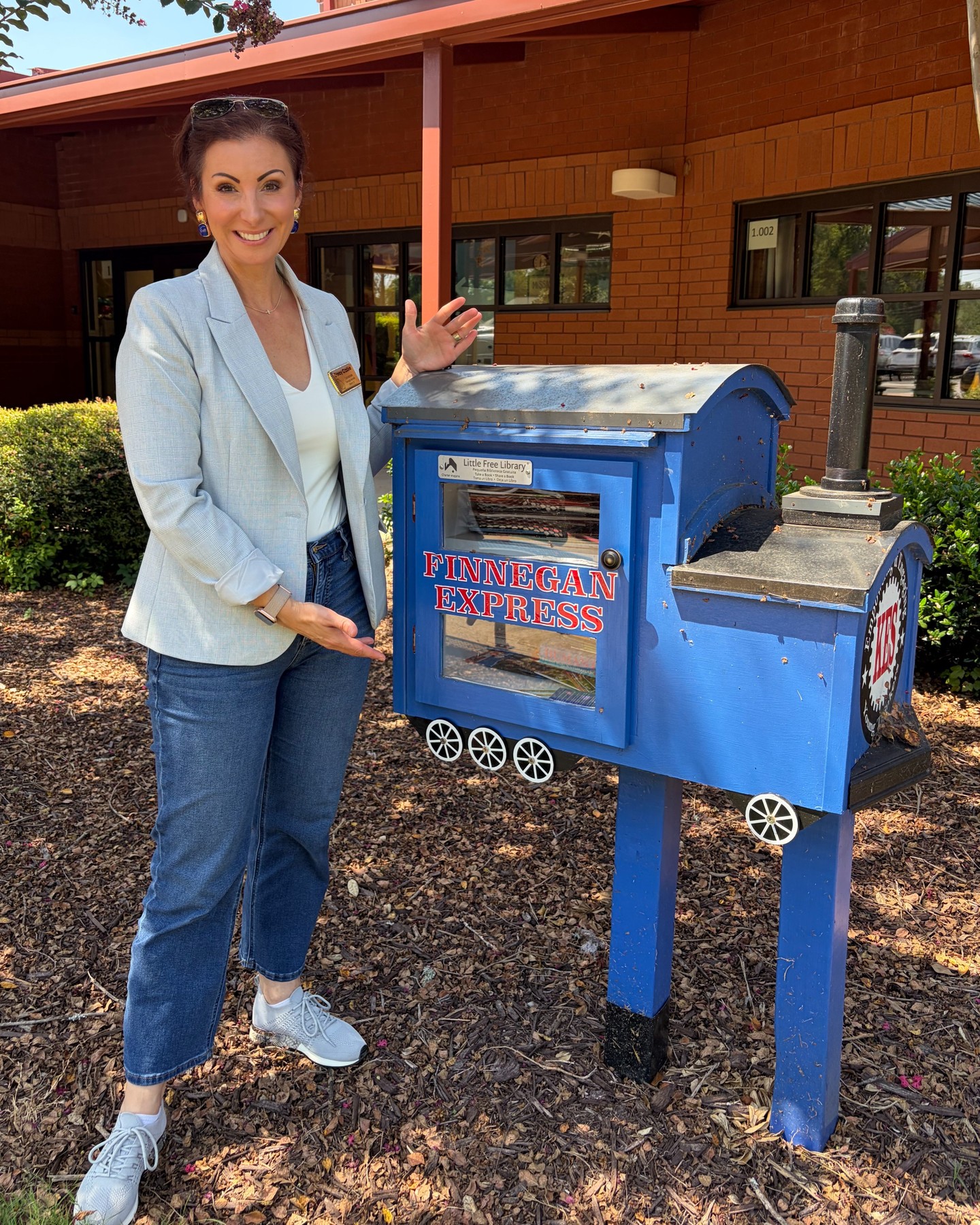Happy Saturday!
A look back at a couple of the service projects Team Castro has been up to: Books for Free Little Libraries and a delivery of our drive items for The Extension.
Thank you so much to everyone who contributed! ✨