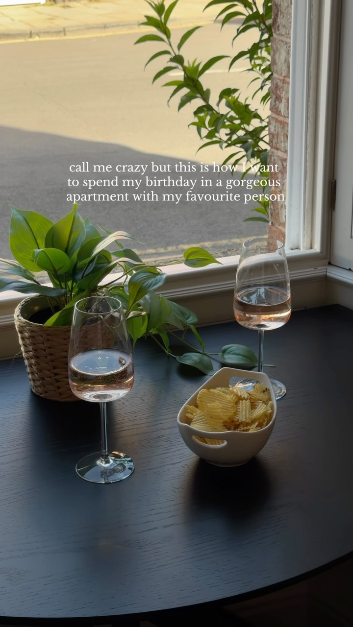 This is your sign to book a getaway for your birthday this year🥂🍾 #stratforduponavon #luxuryholidaycottages #staycation #birthdayweekend