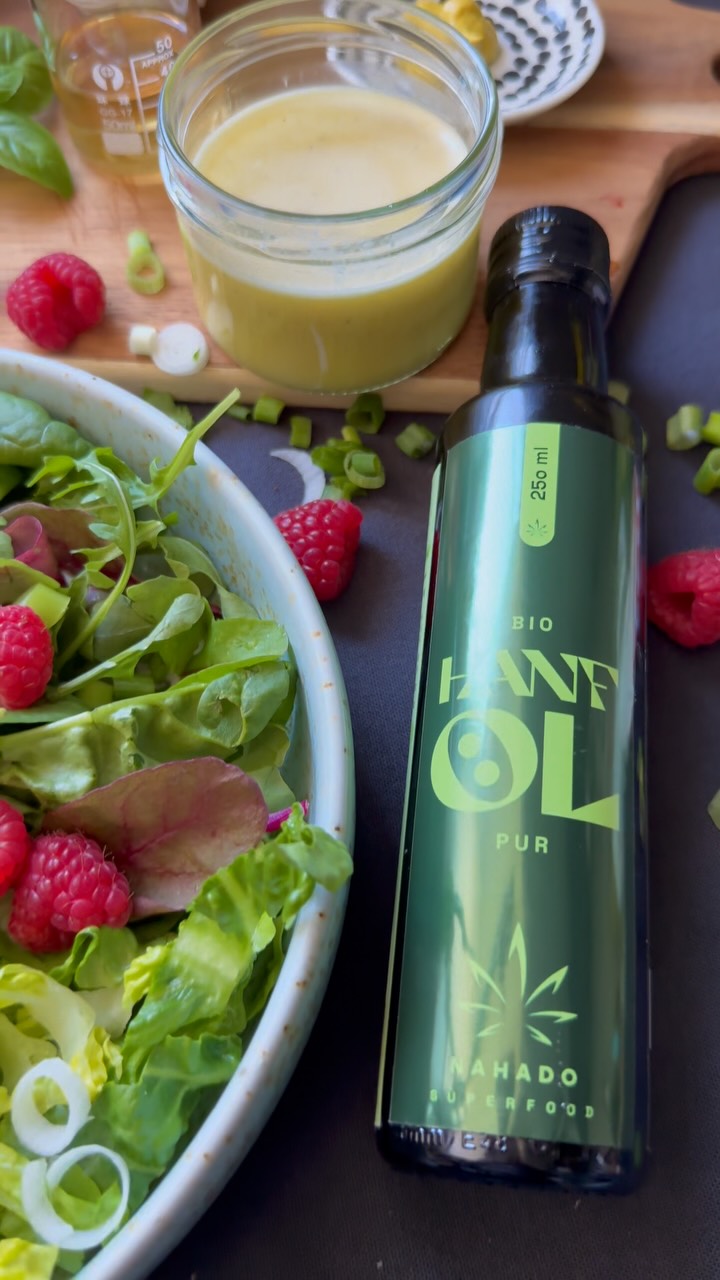 Das Wochenende steht vor der Tür und wir hoffen ihr habt schöne Dinge vor. 🥳
Falls bei euch Grillen auf dem Plan steht oder ein gemeinsames Essen mit Freunden und Familie, dann probiert doch gerne mal dieses leckere Salatdressing mit unserem Bio-Hanföl dazu aus. Es lässt sich super vorbereiten in beliebiger Menge und schmeckt dazu noch richtig lecker. 💚
4 EL frisch gepresster Orangensaft
2 EL Bio-Hanföl
1 TL Senf
1-2 EL Weißweinessig
Optional: 1 kleine Prise Zucker oder etwas Ahornsirup
Salz
Pfeffer
Lasst es euch gut gehen und genießt die Tage ☺️
#hanföl #salatdressing #salatrezept #grillrezept #mealprep
