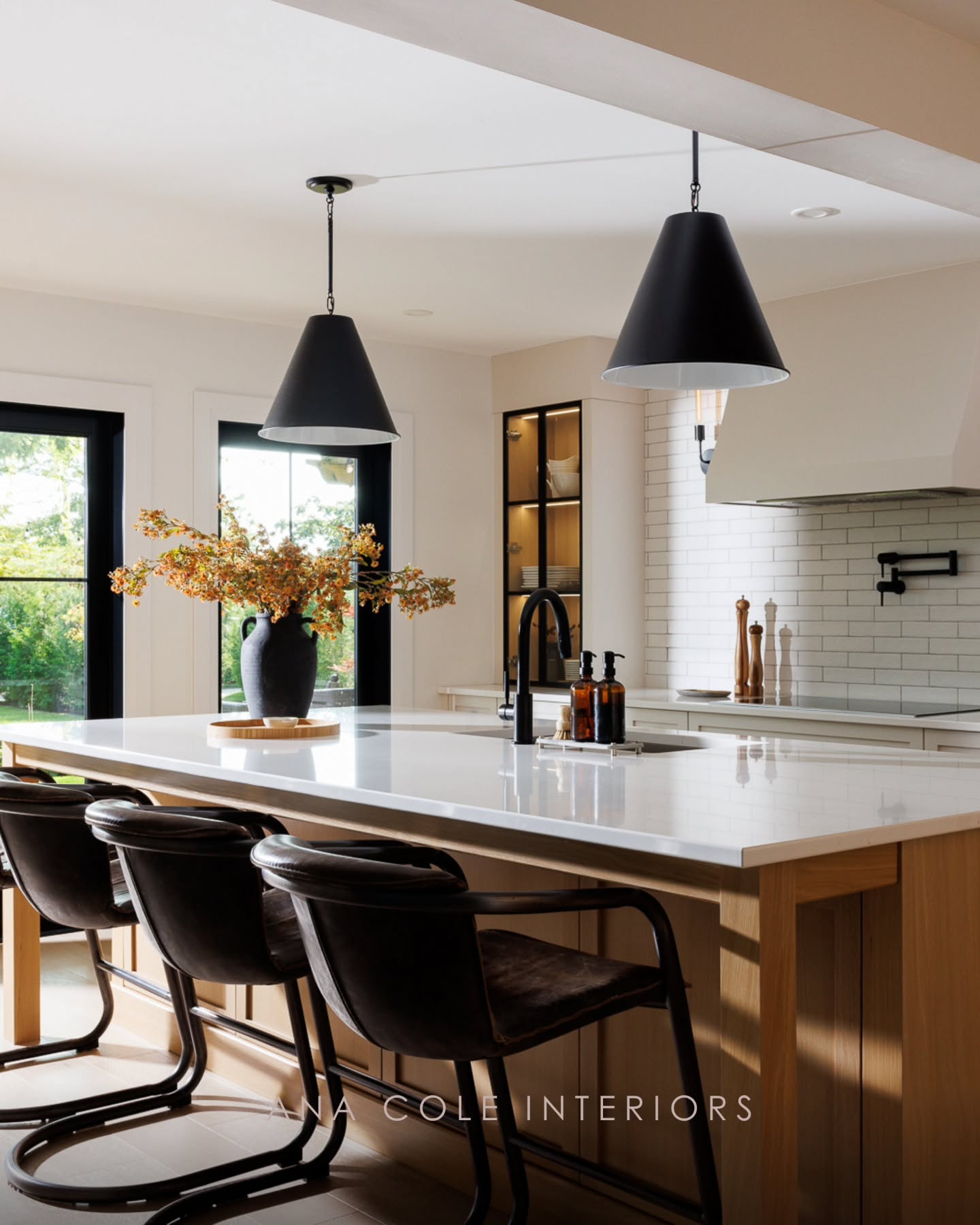 Warm tones. Natural texture. A little autumn 🍁🍂 mood by @anacoleinteriors
Designed for slow mornings, long dinners, and everything in between.
Photography by @mike_barry_ca
#AnaColeInteriors #KitchenDesign #InteriorDesign