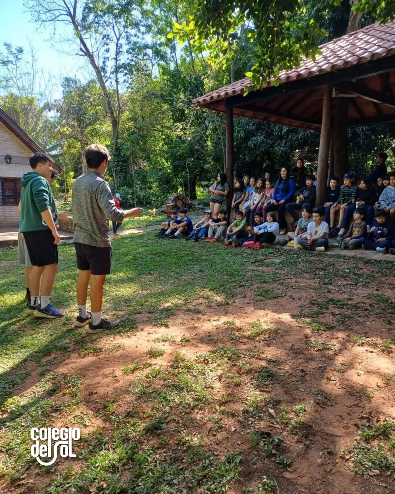 CAMPASOL 2026
En esta edición el 3º grado vivió una primera aproximación a la vida de campamento, su “Pre Campamento” lleno de juegos, desafíos, encuentros y nuevas experiencias.
Mientras que el 4º grado dio un paso más y disfrutó de su primer Campamento completo, poniendo en juego la autonomía, la convivencia, la cooperación y el disfrute de estar en contacto con la naturaleza.
En el Campasol, cada experiencia se convirtió en una oportunidad para aprender más allá del aula, compartir responsabilidades, superar desafíos, cuidar al otro y construir recuerdos que quedan para siempre. 💙