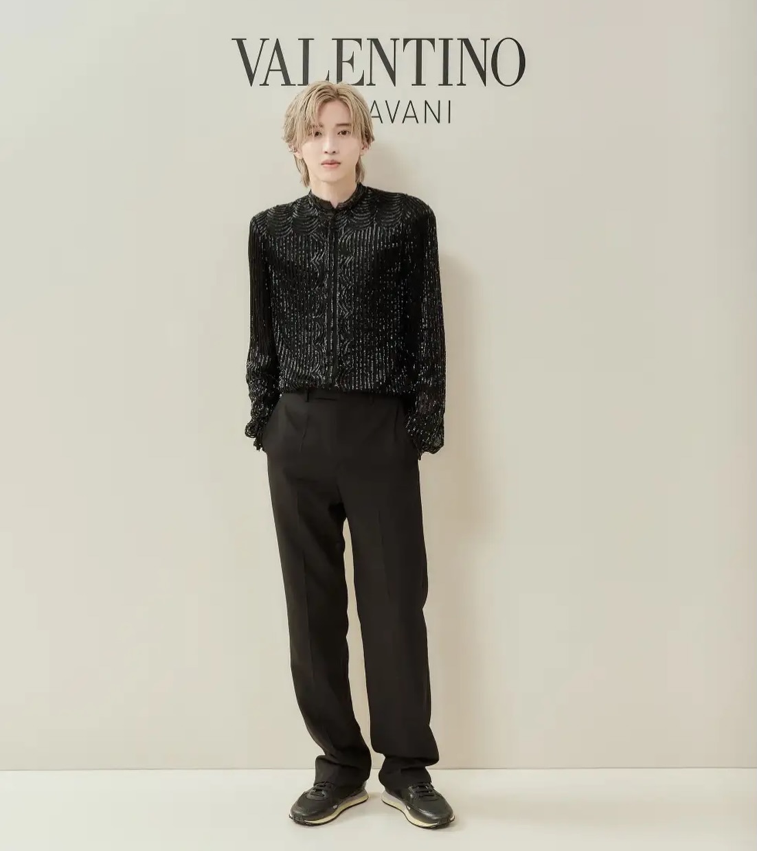 道枝駿佑(なにわ男子)が、メゾン ヴァレンティノ(Maison Valentino)のブランドアンバサダー就任式に登場!
道枝駿佑はこの日、クリエイティブ ディレクター、アレッサンドロ・ミケーレによるヴァレンティノ2026-27年秋冬コレクション‘インテルフィレンツェ(INTERFERENZE)’ より、職人が140時間以上かけて繊細なビーズ刺繍を施したブラックのブラウスと、スリークシルエットのブラックのパンツを着用。また、ヴァレンティノ ガラヴァーニより、日常使いに適したシルエットに機能性と装飾的な洗練を融合し新作スニーカー、 ‘スタッドアップ(STUD UP)’、アイコニックなVロゴ シグネチャーが輝くリングとイヤカフをあわせました。
【是非フォローをお願いします】
@mashroom_tokyo
@michieda_725_shunsuke @naniwadanshi728official
@maisonvalentino