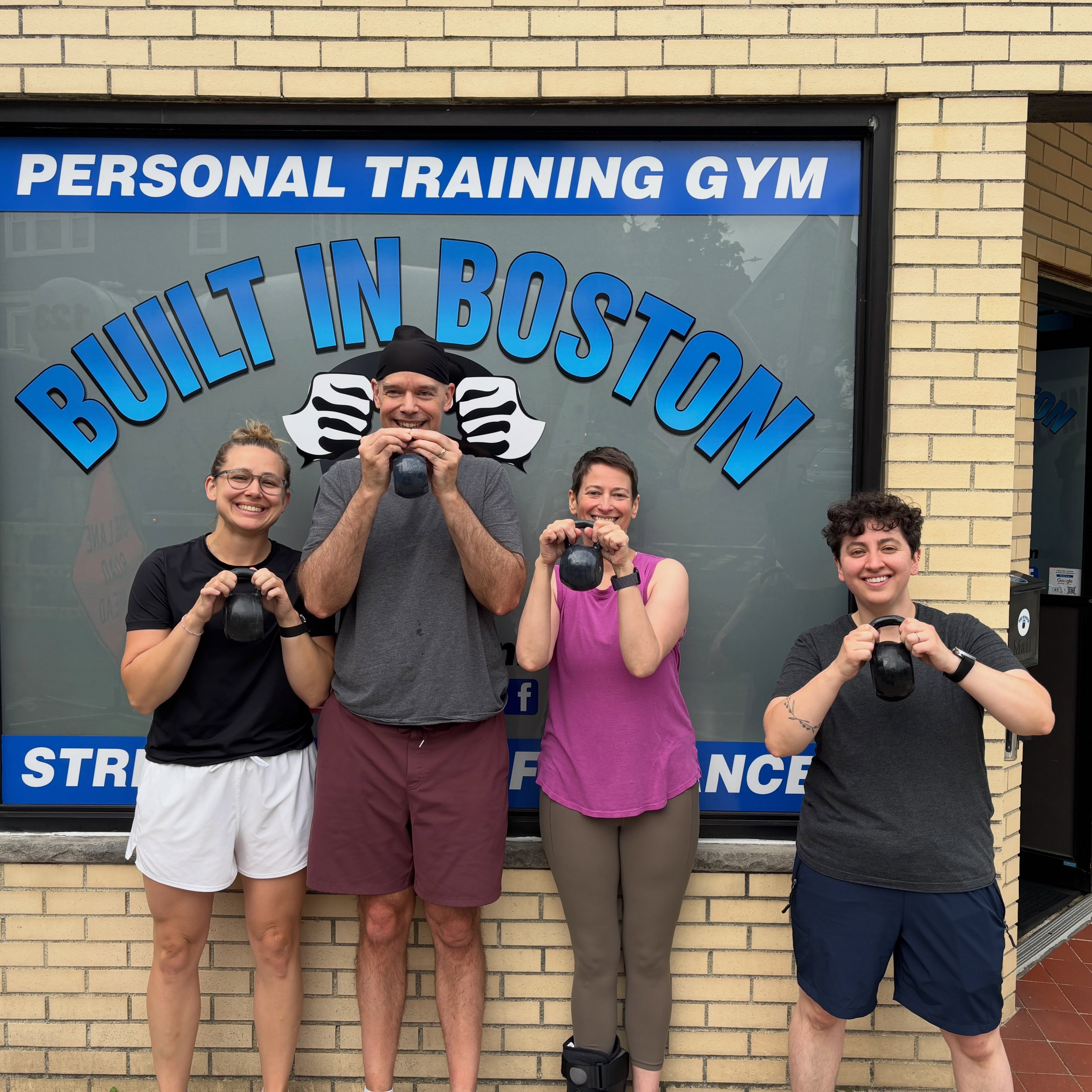 Our community never ceases to amaze us! The multitalented @cheri.ruane tested her ceramics skills by making kettlebell-themed coffee mugs for us and her workout partners! To say we are impressed would be an understatement.
Thank you for thinking of us, Cheri 💙