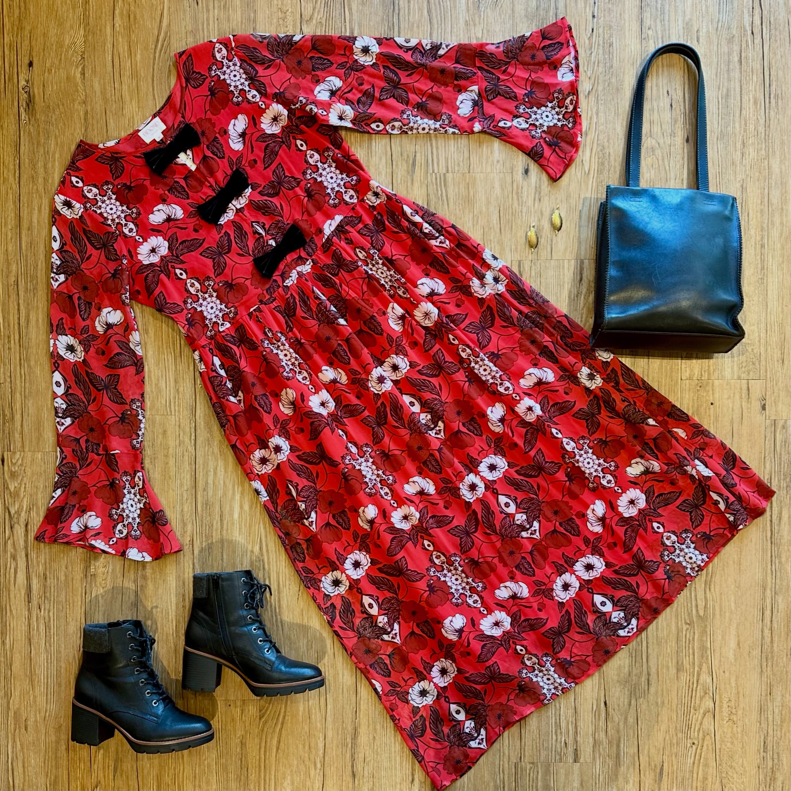 🍎 Dress looks like it might be running a bit small.
The details:
Beyond by Vera dress (msrp $335)
sz XL, $46
Naturalizer boots sz 8, $34
Vintage leather bag, $30