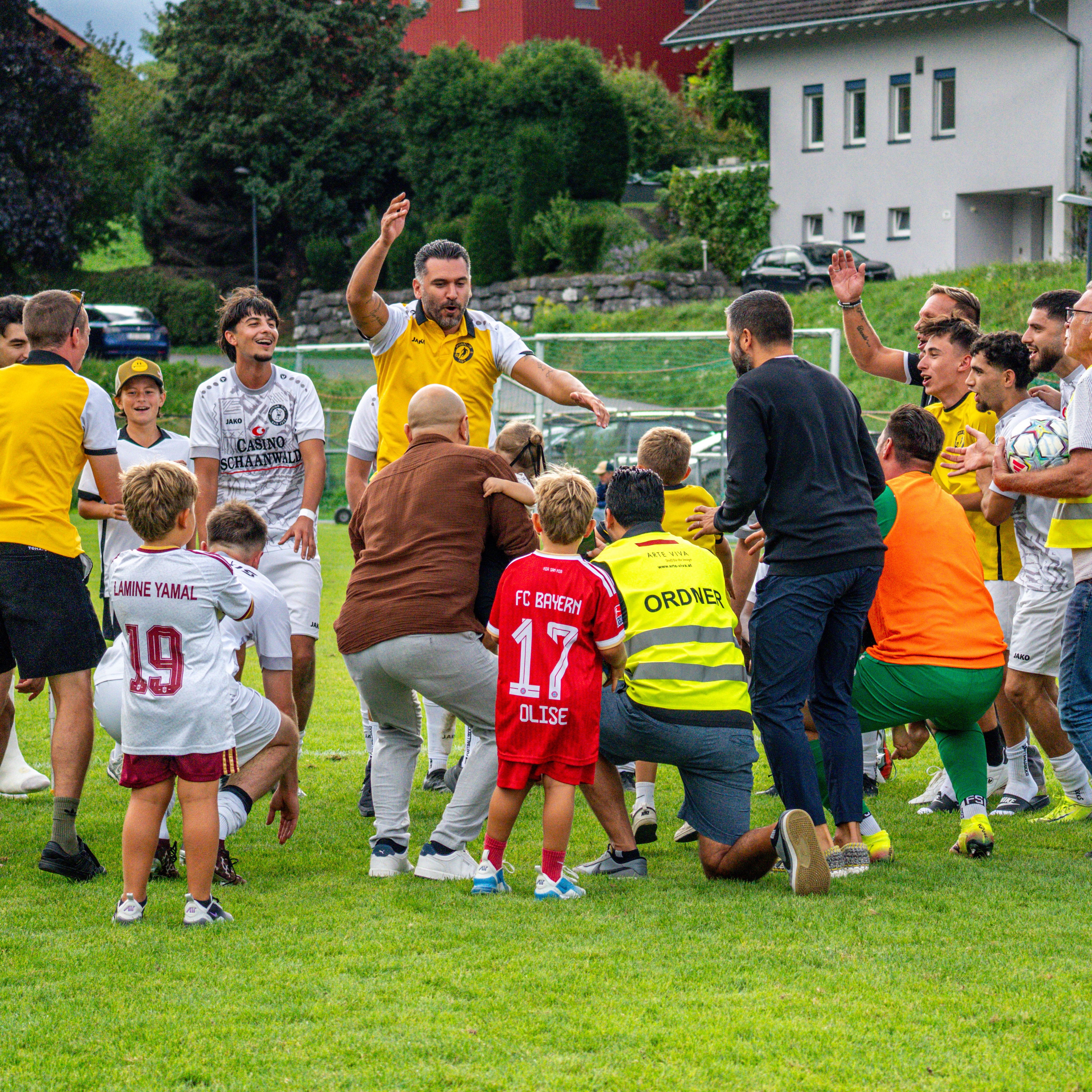 🔥 DERBYSIEGER! 🔥
3:2 gegen @skbrederis ! Was für ein Fight heute im Bobleterstadion! 🏟️🖤💛
⚽ 1:0 Mert (27.)
⚽ 2:0 David (48.)
⚽ 3:1 Dario (62.)
Danach wurde es nochmal richtig spannend, aber wir kämpfen uns zum Derbysieg! 💪🔥
DERBY GEHÖRT UNS! 🏆😤
❌ Unser 1b musste sich gegen @fcrwr 1b mit 1:3 geschlagen geben.
⚽️ 1:0 Yusuf (13.)
Danke an alle, die uns heute im Bobleterstadion unterstützt haben! 🫶🔥
#derbysieg #tisisonfire #sctisis #landesliga #vorarlberg