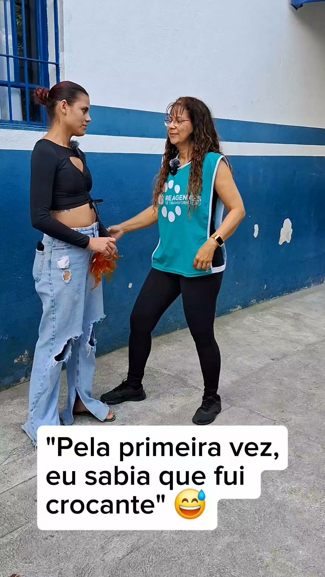 "A gente não quer só o básico. A gente quer ser enxergado." 🩵
Essa frase resume o impacto do que aconteceu aqui na semana passada. Quem vive em situação de vulnerabilidade enfrenta diariamente o peso da invisibilidade, do preconceito e de dores físicas crônicas causadas pelas ruas ou por rotinas severas.
Quando oferecemos uma massagem, não estamos entregando apenas um momento de relaxamento. Estamos entregando dignidade, respeito e mostrando que aquela vida importa. O depoimento da Alessandra mostra que o cuidado terapêutico cura marcas que vão muito além do corpo.
Para continuar levando esse alívio e acolhimento para mais pessoas, nós precisamos de você. A nossa ONG vive de correntes de solidariedade.
👇 Como você pode ajudar hoje:
1️⃣ Compartilhe este Reels: Faça essa voz chegar a mais pessoas.
2️⃣ Seja um voluntário ou doador: Clique no link da nossa bio e descubra como apoiar o nosso projeto (qualquer valor faz a diferença).
3️⃣ Deixe seu comentário: O que esse relato despertou em você?
Vamos juntos transformar o mundo pelo afeto. 🕊️
#ProjetosSociais #Solidariedade #Empatia #Voluntariado #CuidadoHumano