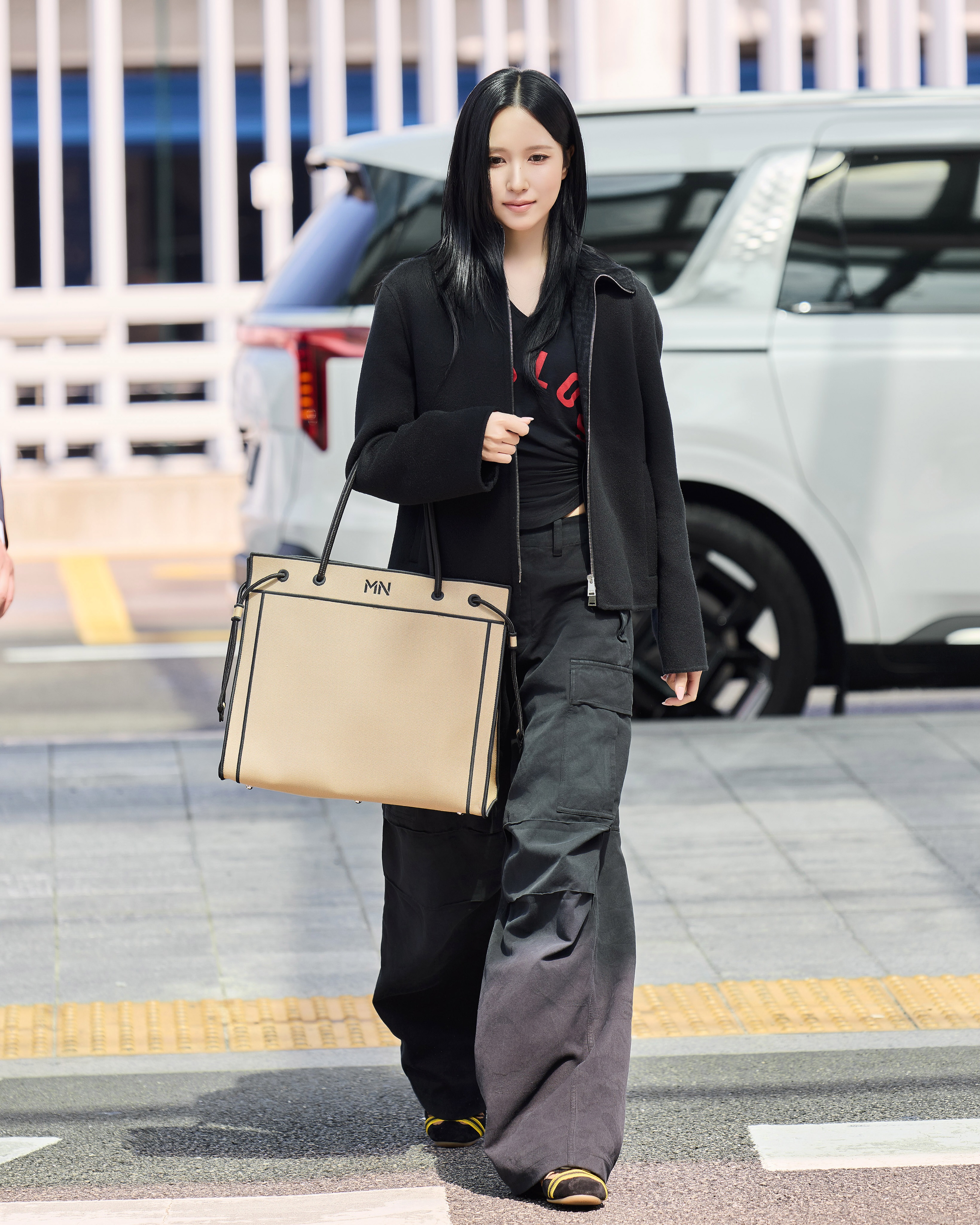 MINAがフェンディの最新コレクションを纏い、ミラノへ出発!
フェンディ(FENDI)のジャパンブランドアンバサダーを務め、TWICEそしてMISAMOのメンバーとして世界で活躍するMINA(ミナ)が、ミラノで開催されるフェンディ 2027年春夏コレクションに出席するため、仁川国際空港にフェンディの最新コレクションを纏って姿を見せました。
MINAは、フェンディ 2026-27年秋冬コレクションより、上質なブラックのオーガニックコットンに真っ赤な“FAVOLOSO”のレタリングが際立つスリムフィットのTシャツに、ヴィンテージムードが漂うオーバーサイズのカーゴパンツ、さらにアイコニックな「FF」ロゴがライニングに施されたショートブルゾンという、リラックスしたオールブラックのルックを着用しました。また、日本限定色のベージュに自身のイニシャル“MN”の刺繍を施したフェンディの新しいシグネチャー「フェンディ マジック(FENDI MAGIC)」トートバッグと、足元にはタイガーモチーフの軽やかなスニーカーを合わせ、ミニマルながらラグジュアリーなスタイルを完成させました。
MINAが出席するフェンディ 2027年春夏コレクションは、2026年9月23日(水)午後2時(イタリア現地時間)フェンディのミラノショールームにて発表、フェンディの公式サイトなどでライブストリーミングされます。
【是非フォローをお願いします!】
@mashroom_tokyo
@mina_sr_my @twicetagram @jypetwice_japan
@fendi